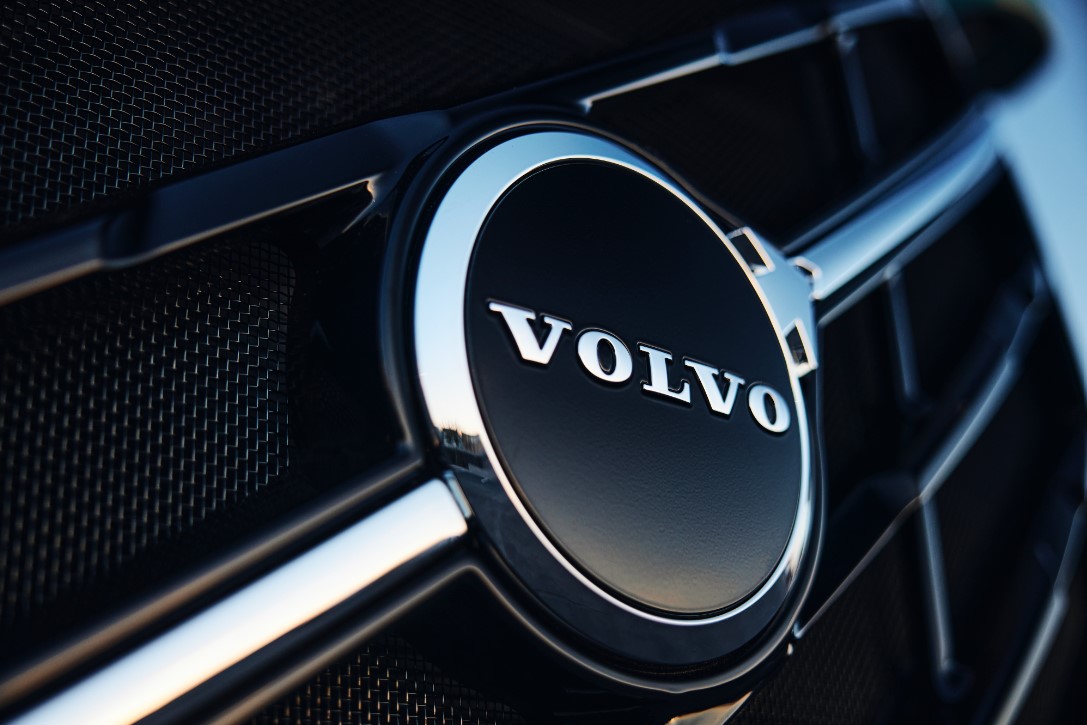 New Volvo VNL Grill