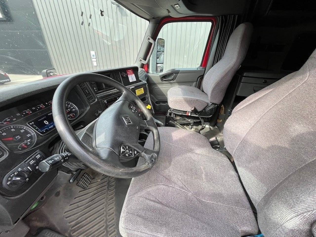 2020 INTERNATIONAL LT625 - image 5 of 6