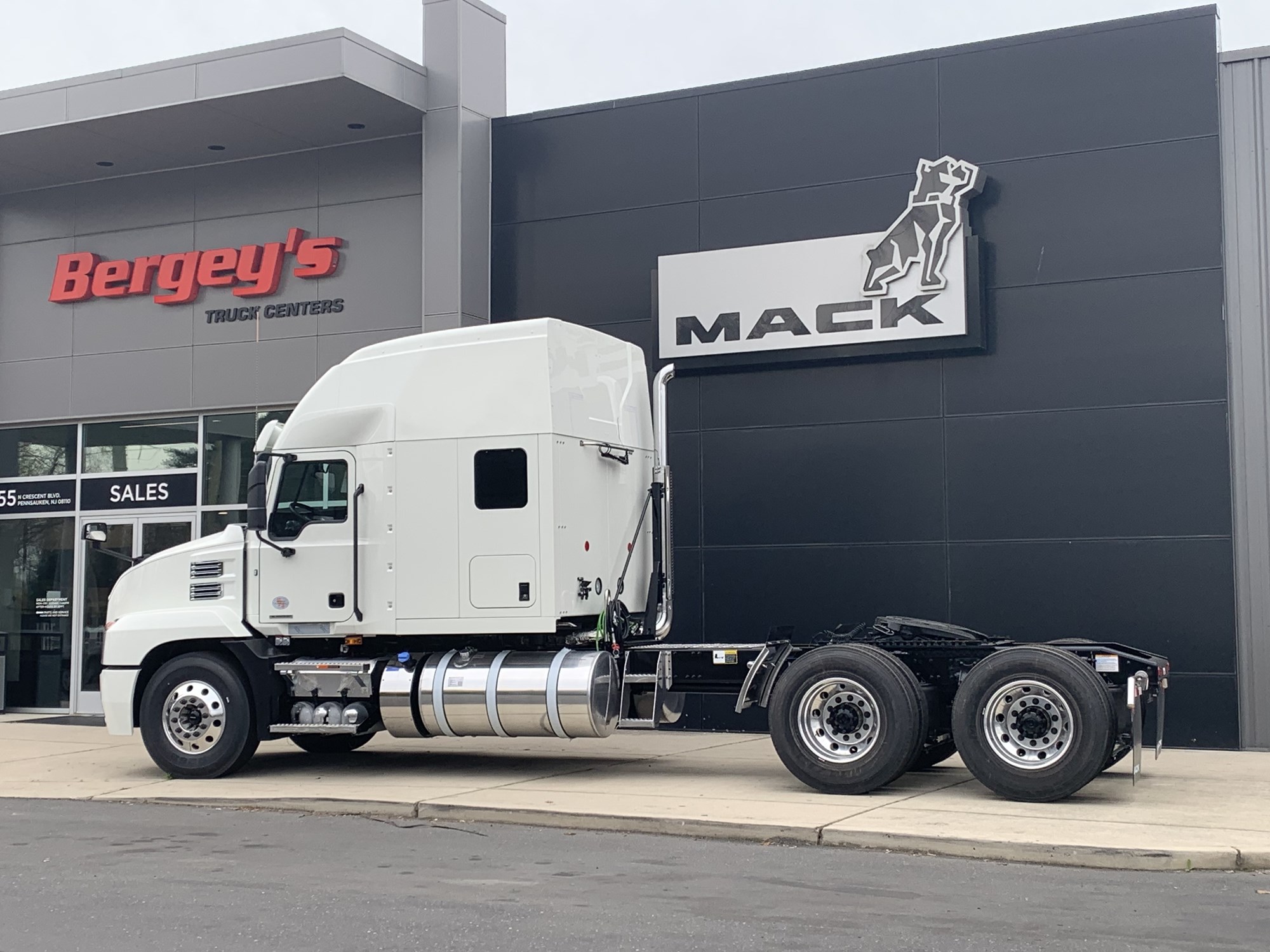 Mack Trucks Inventory - 1002693 02 - 20