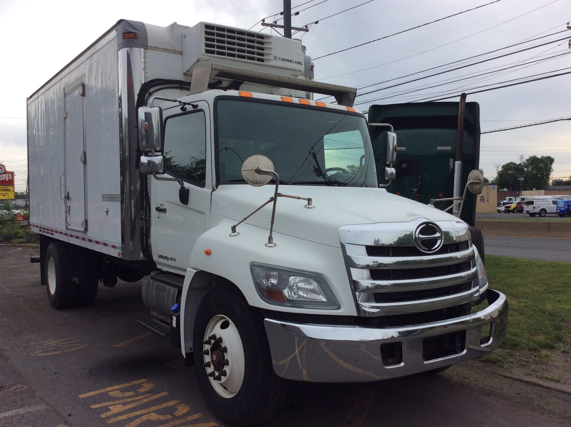 2018 HINO 268A - image 2 of 6