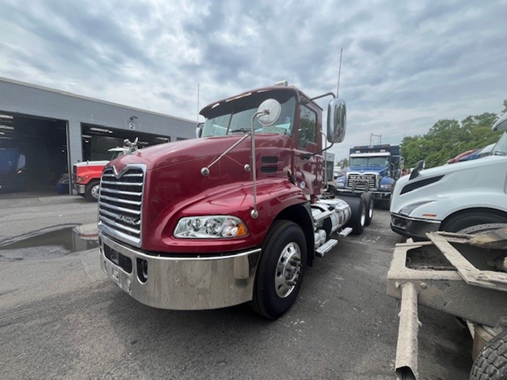 Used Truck Inventory - 1001909 01 - 64