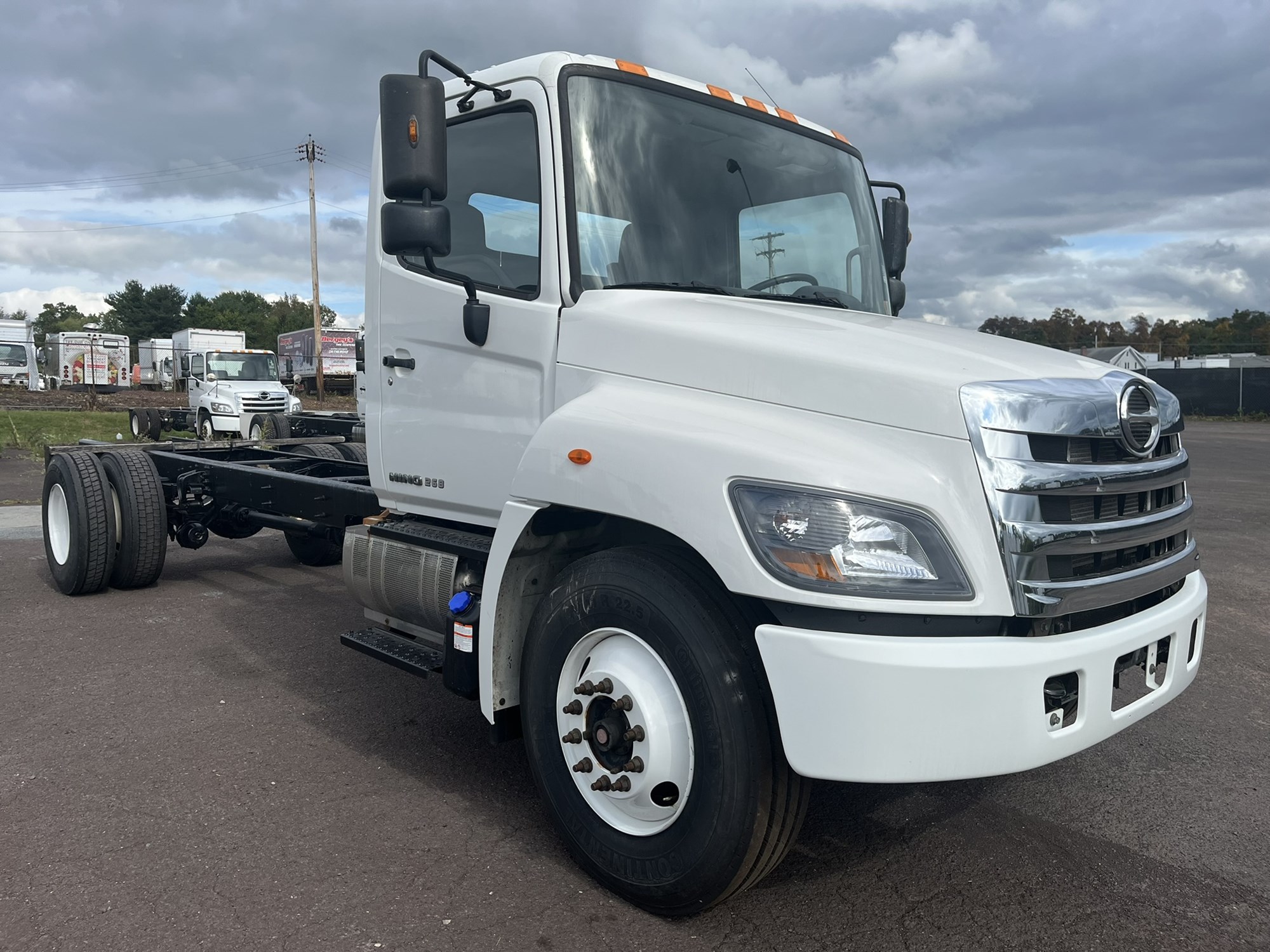 2017 HINO 268A - image 2 of 6