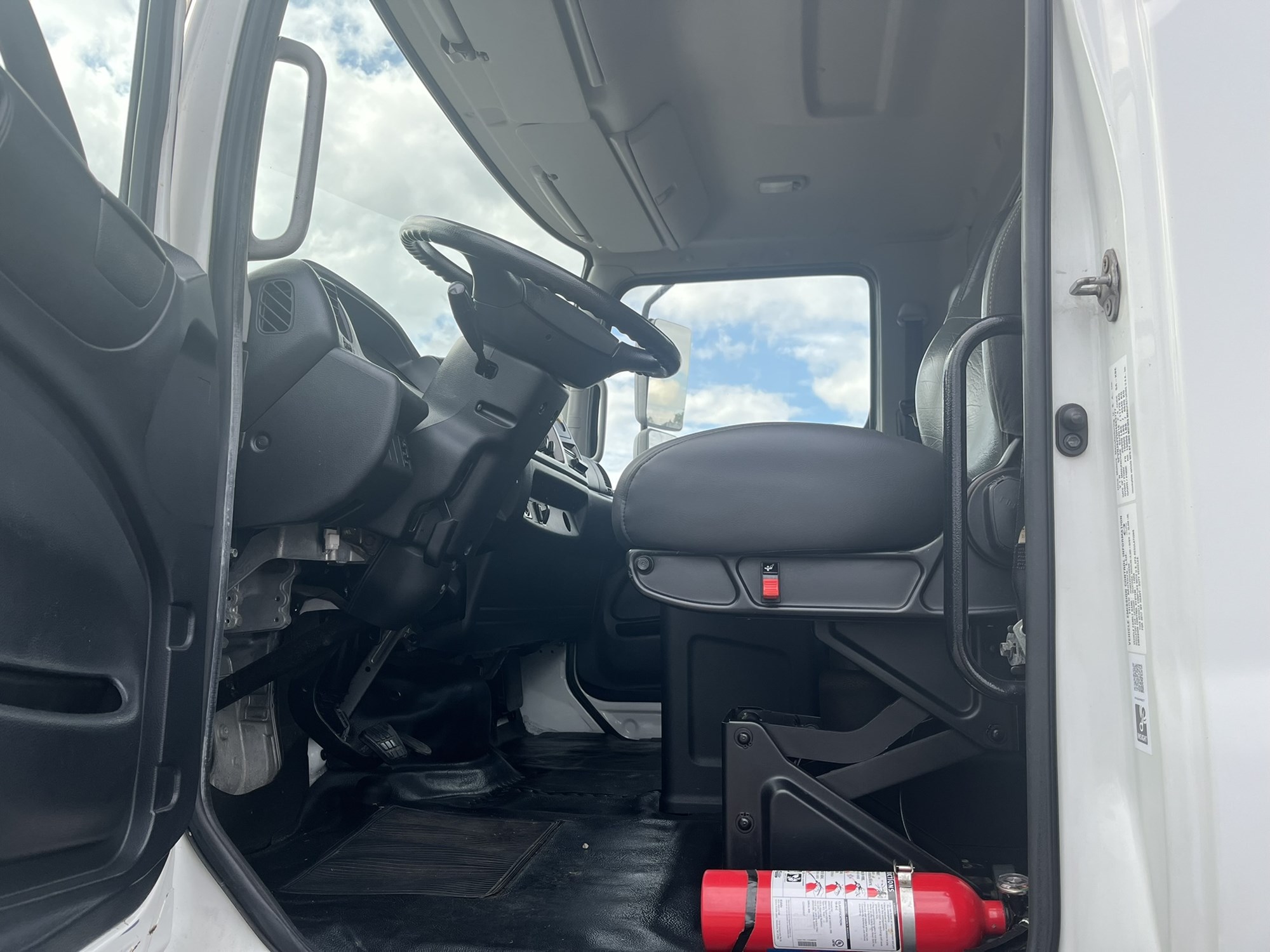 2017 HINO 268A - image 5 of 6