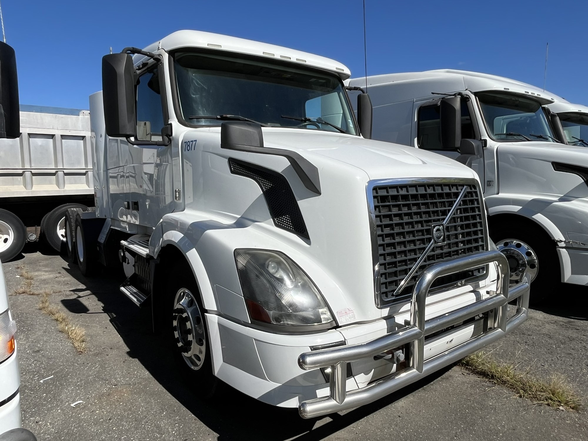 2012 VOLVO VNL64T - image 2 of 6