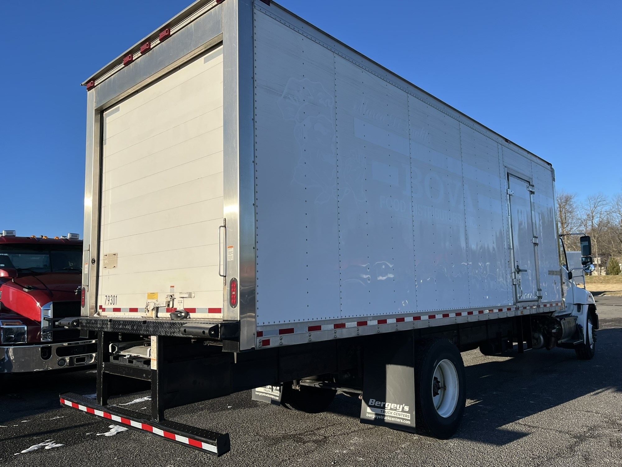 2019 HINO 268A - image 3 of 6
