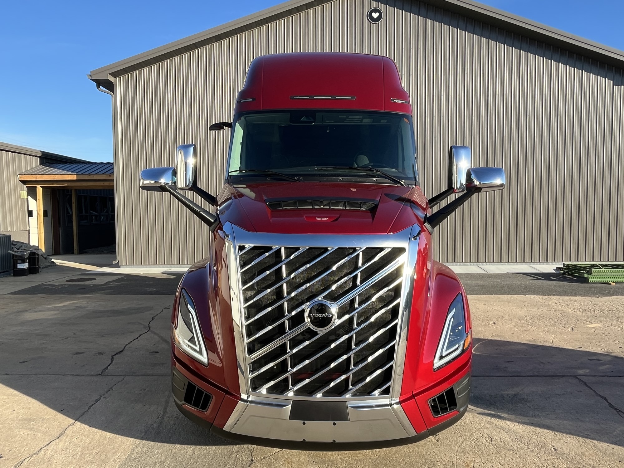 2025 VOLVO New VNL64T860 - image 2 of 5