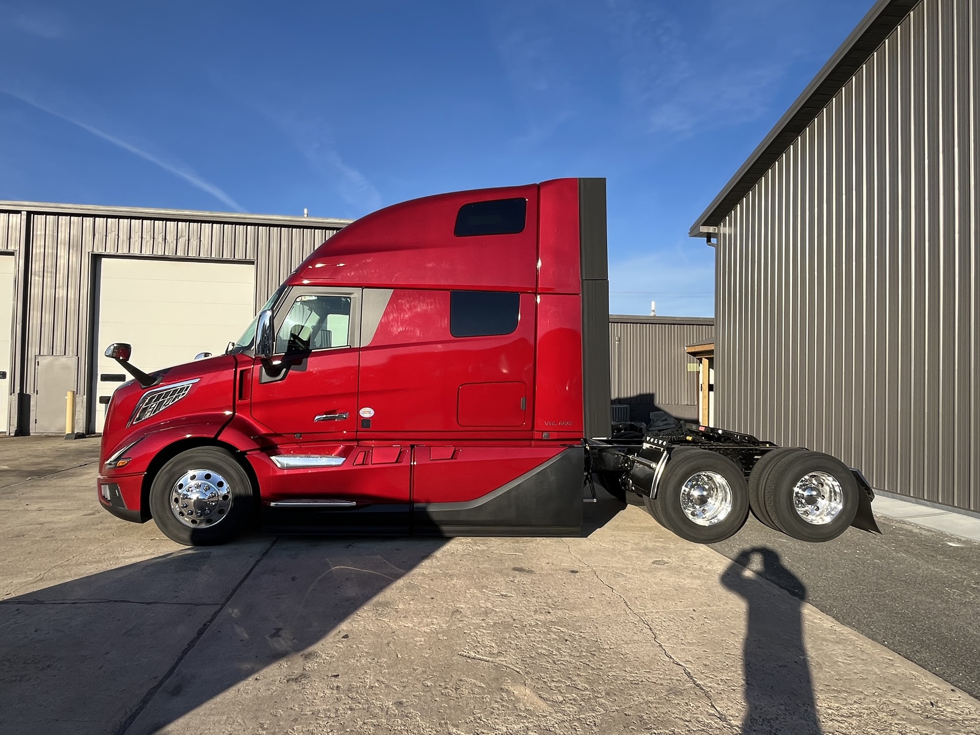 2025 VOLVO New VNL64T860 - image 3 of 5