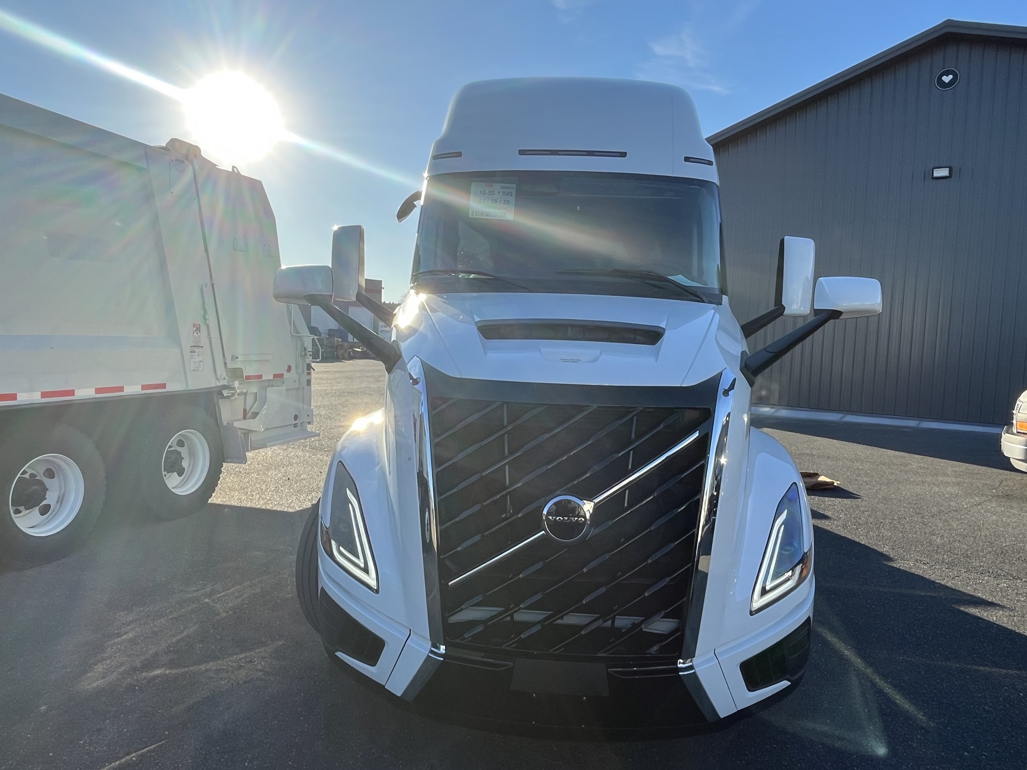 2025 VOLVO New VNL64T860 - image 2 of 4