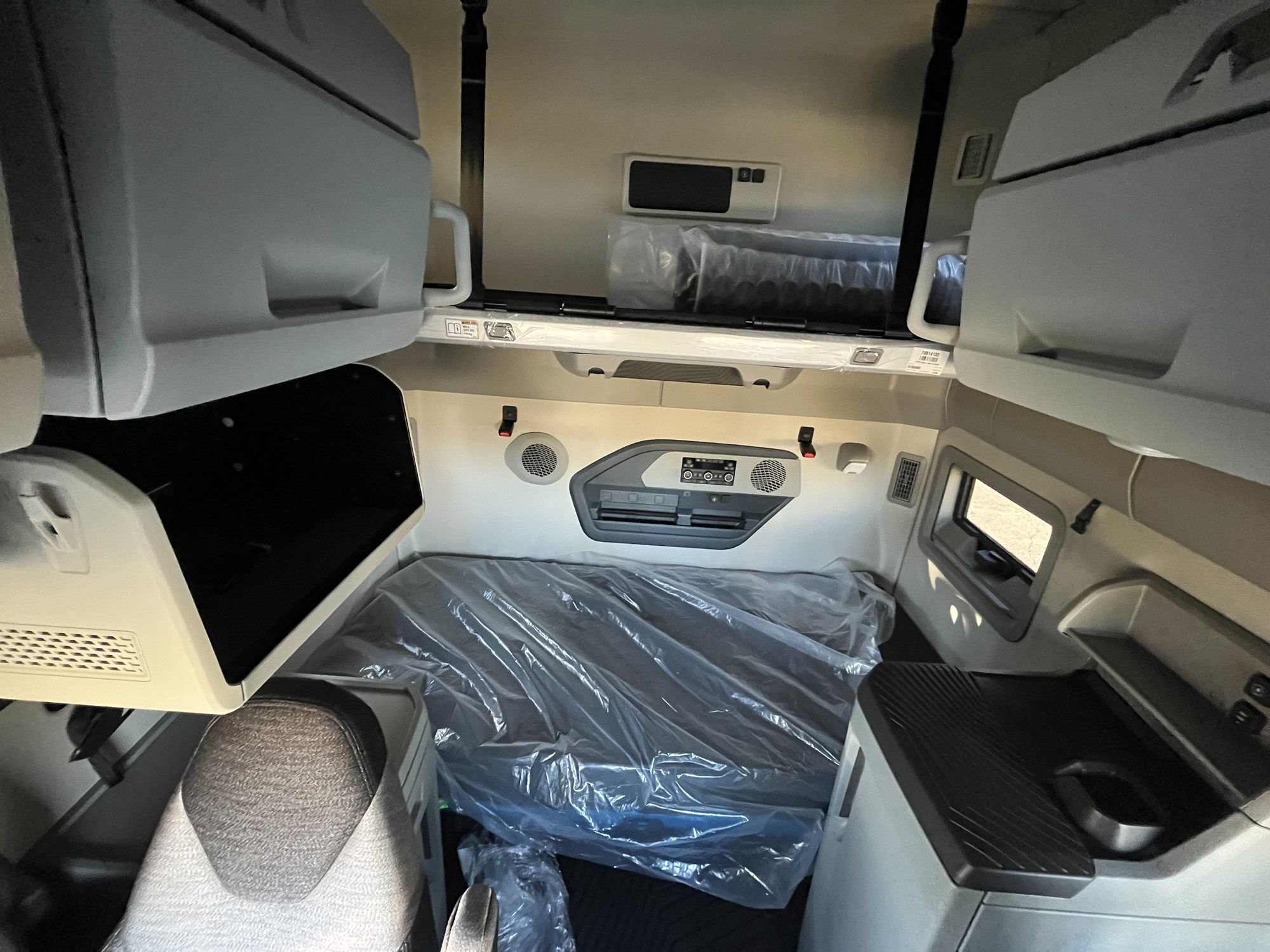 2025 VOLVO New VNL64T860 - image 3 of 4