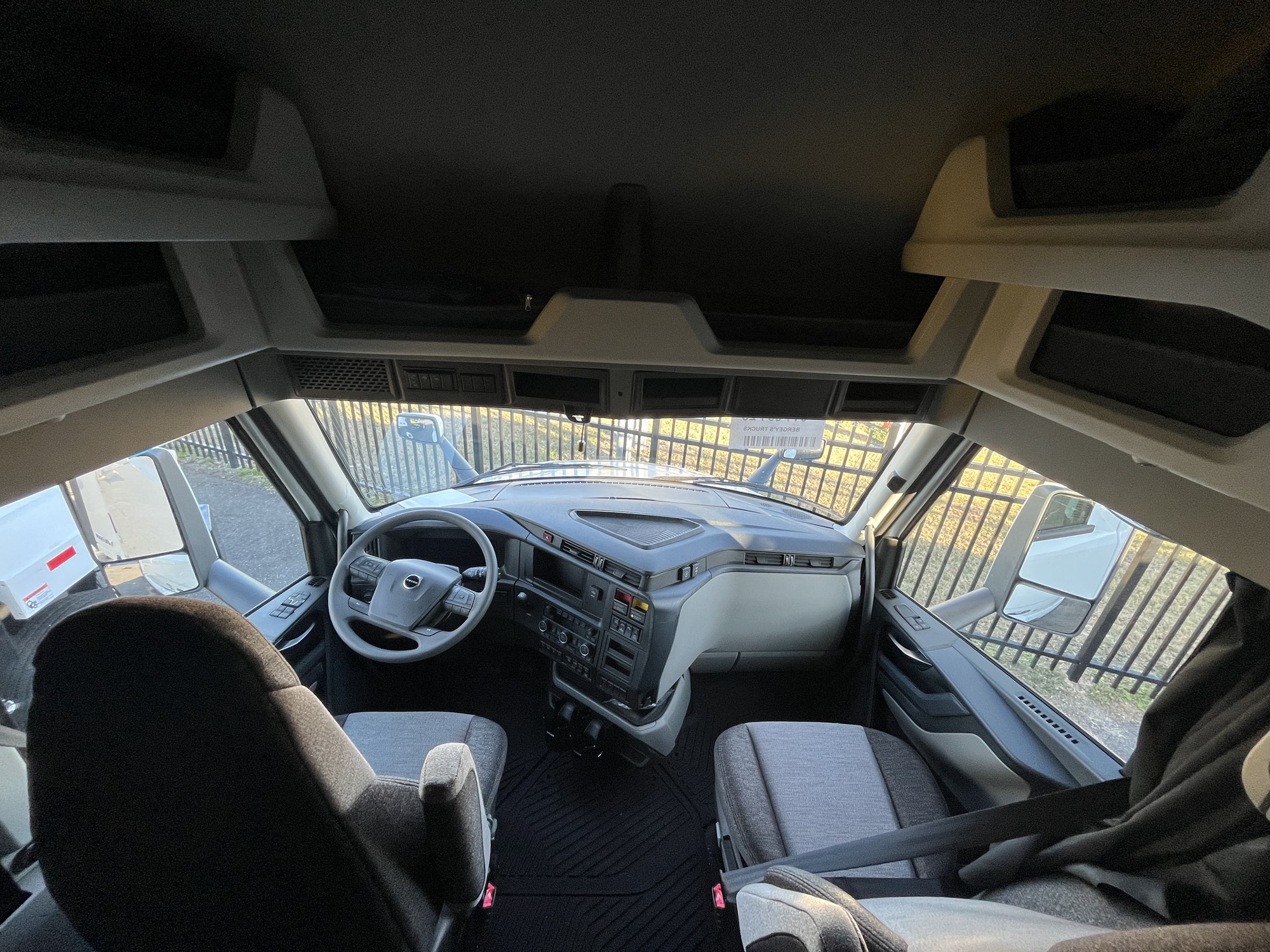 2025 Volvo New VNL64T860 - image 4 of 4