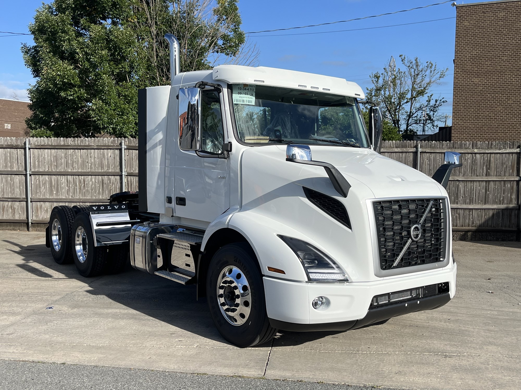 2025 Volvo VNR64T300 - image 2 of 6