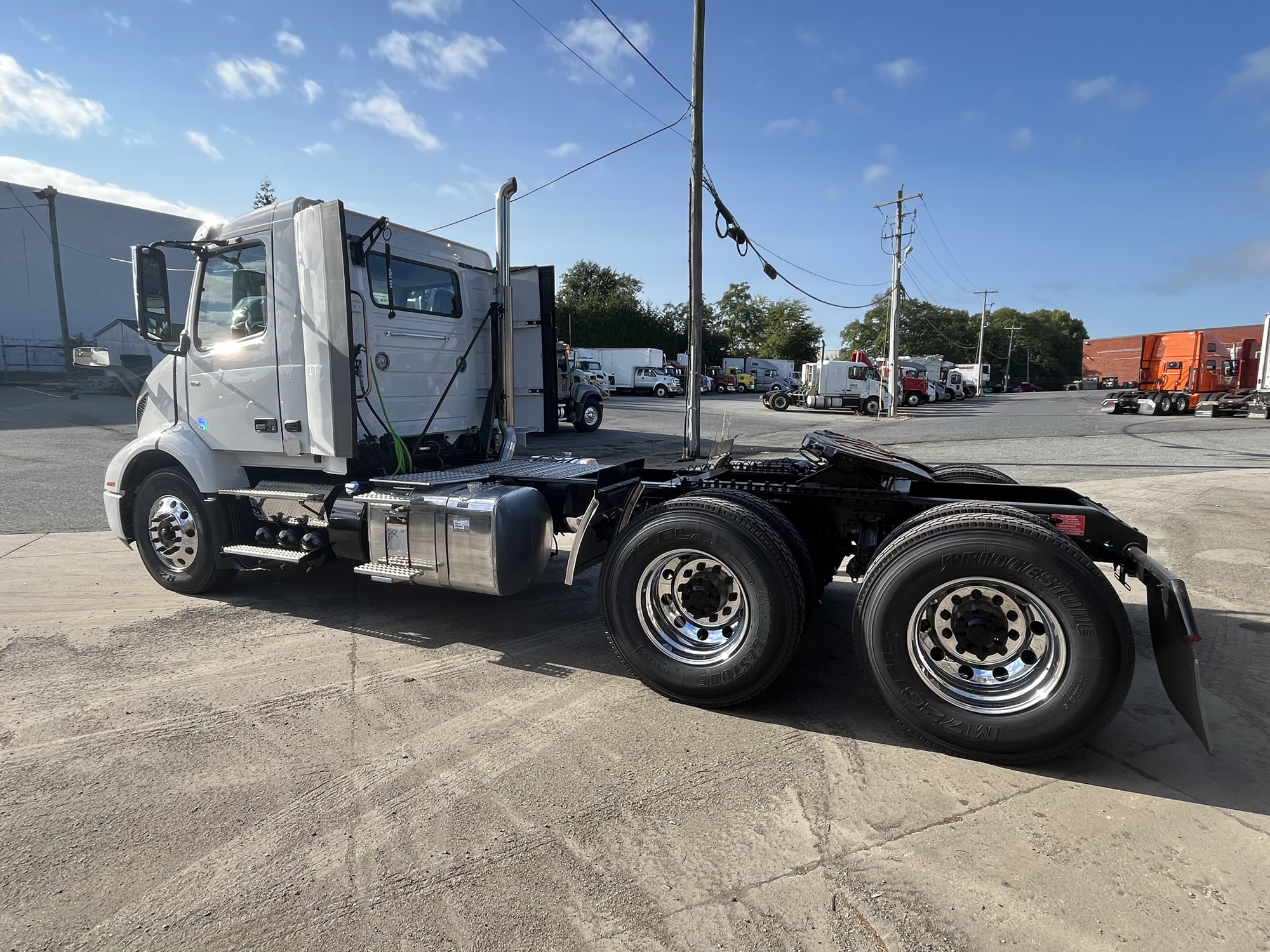 2025 Volvo VNR64T300 - image 5 of 6
