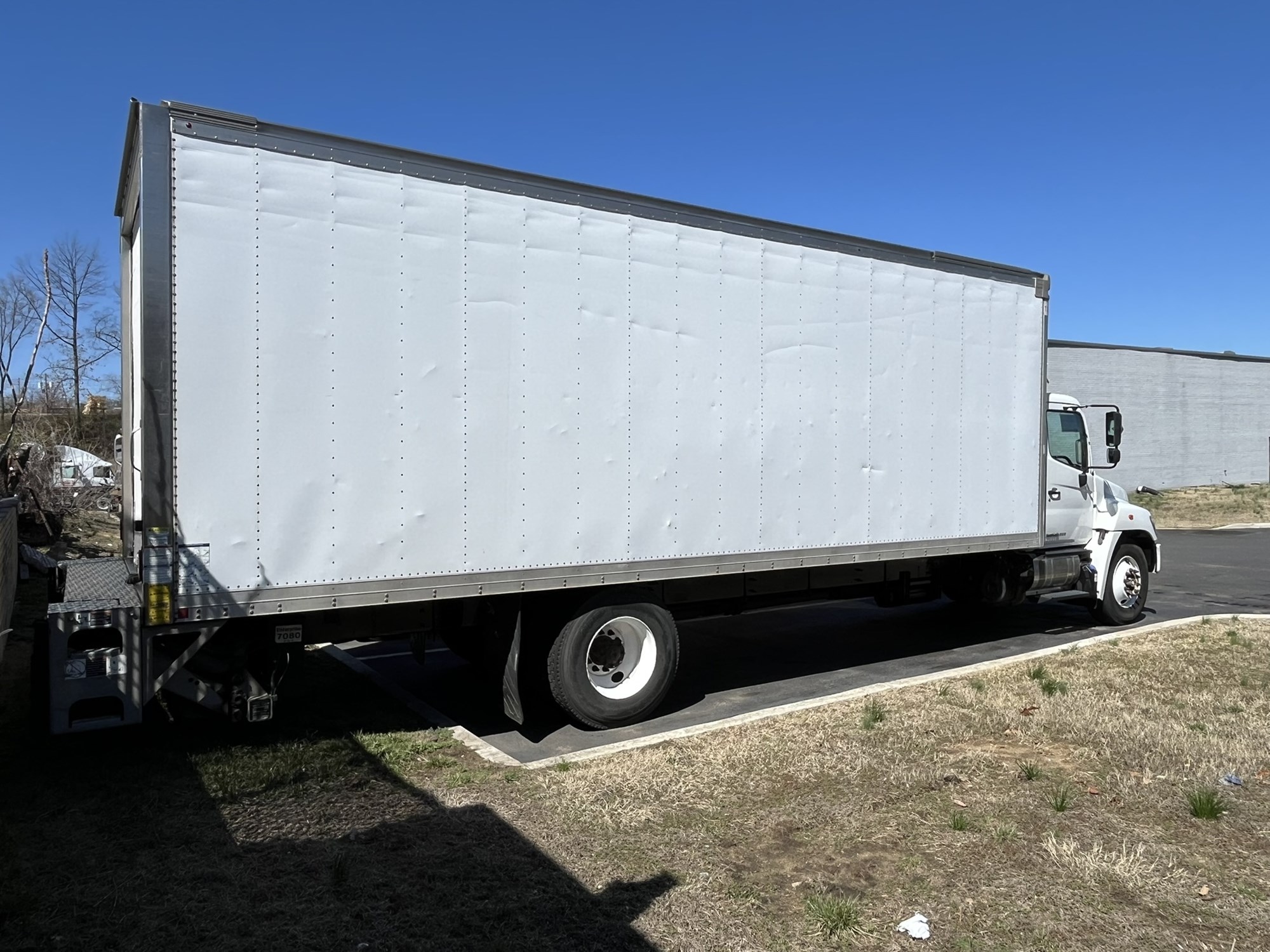 2017 HINO 268A - image 3 of 6