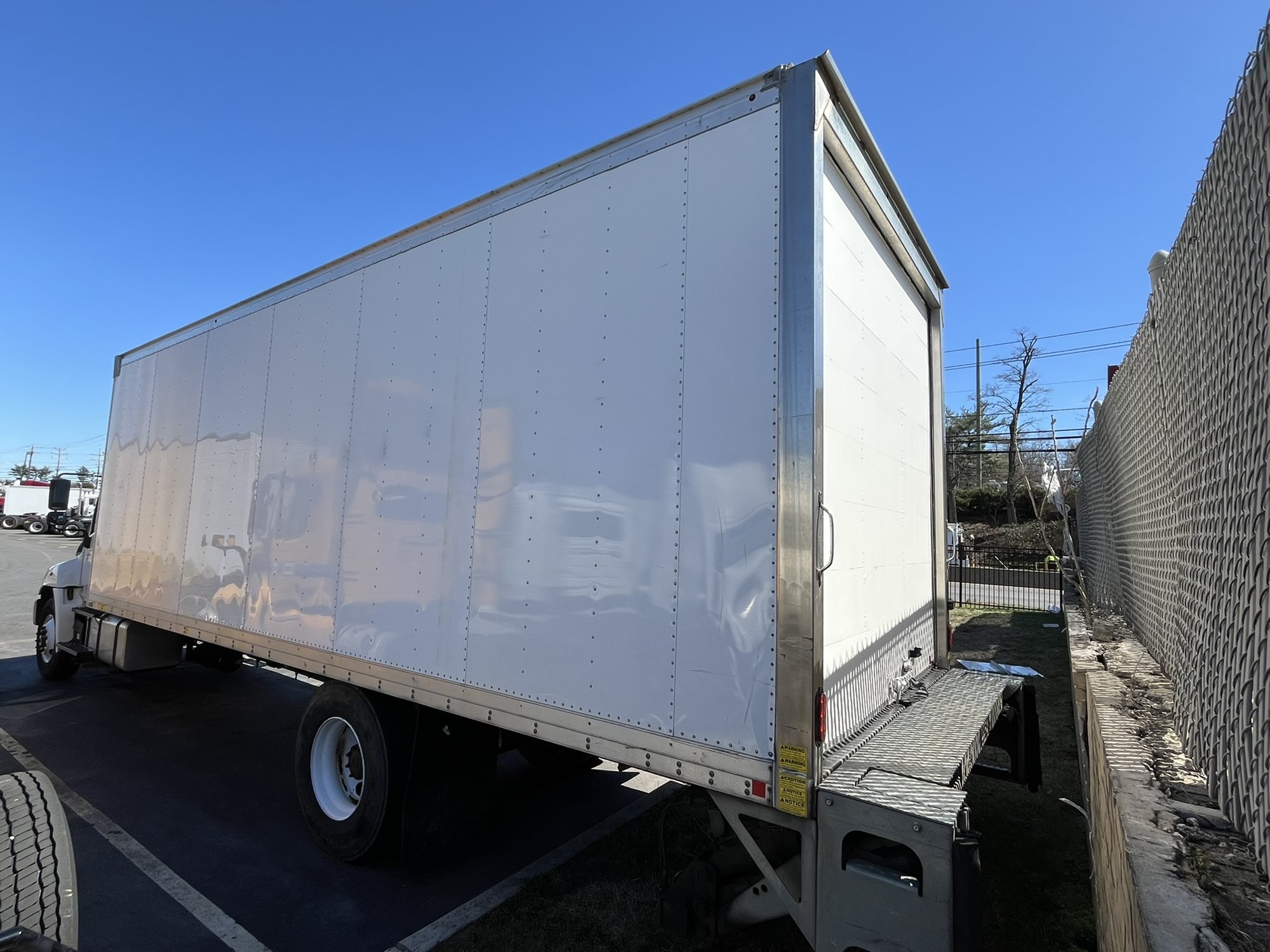 2017 HINO 268A - image 4 of 6