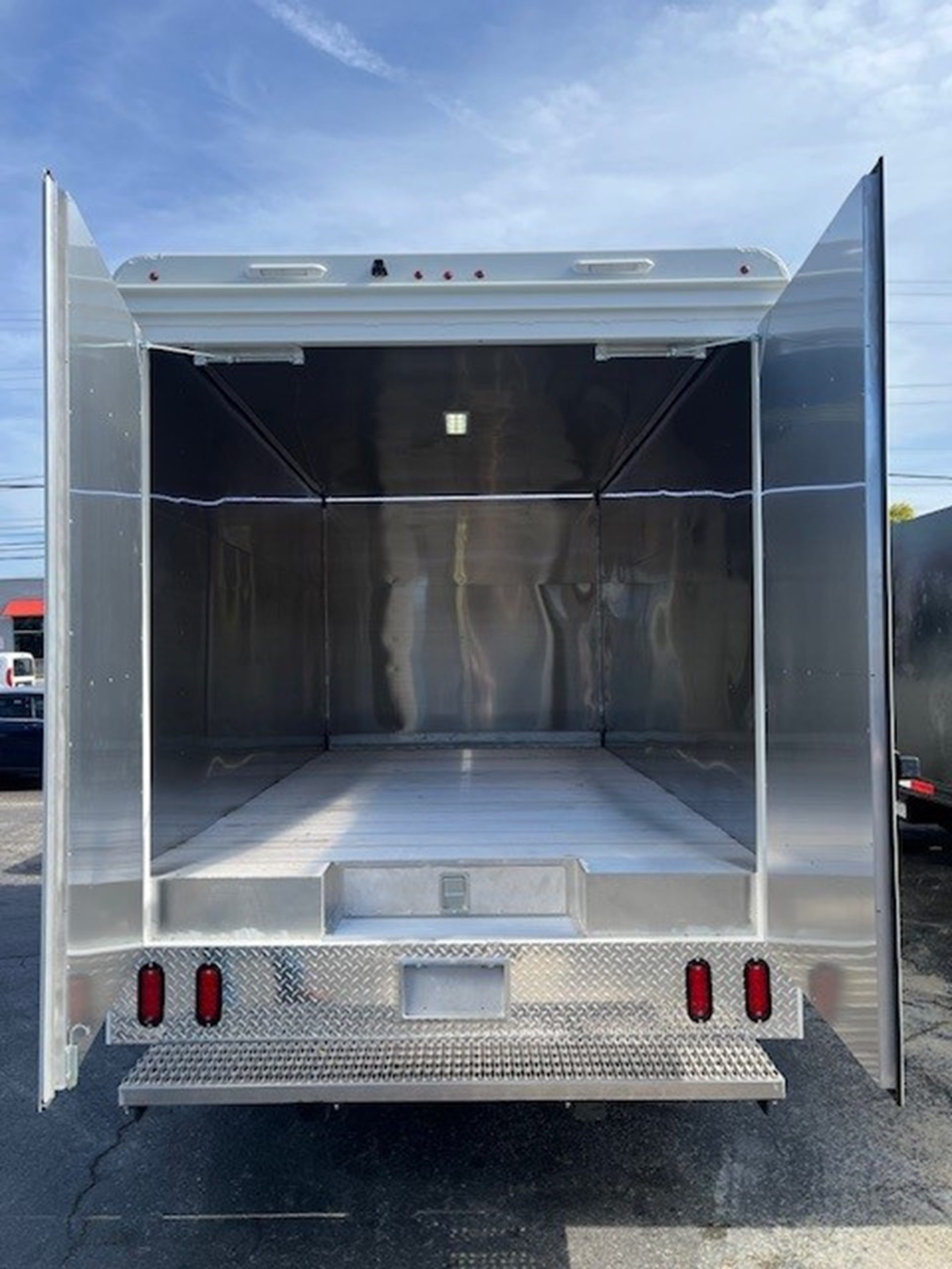 2024 ISUZU NPR HD GAS - image 4 of 5