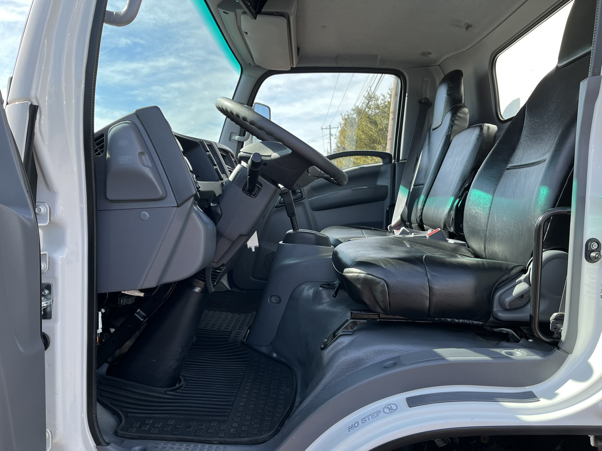 2019 Isuzu NPR - image 5 of 6