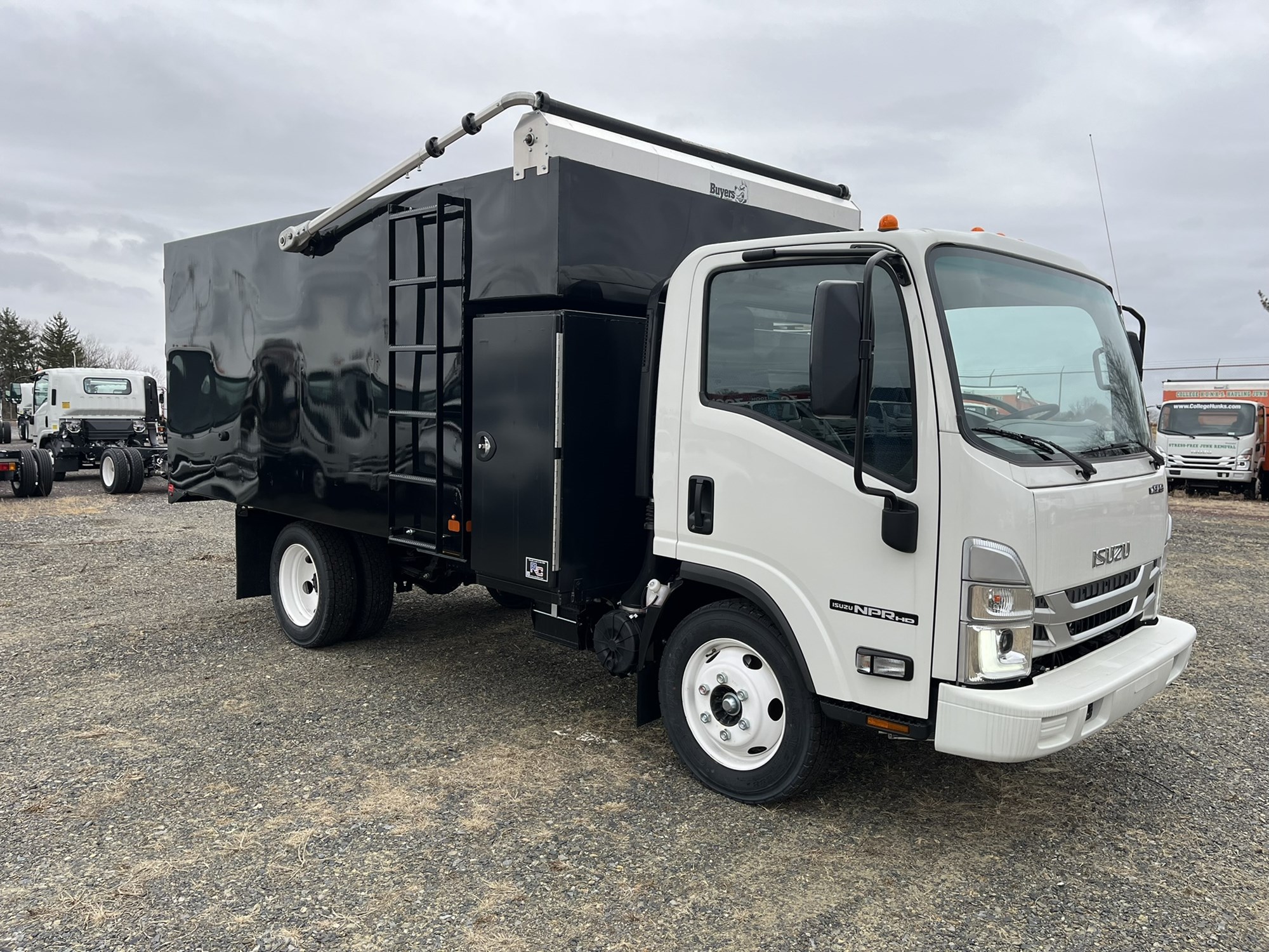2024 ISUZU NPR HD - image 3 of 6