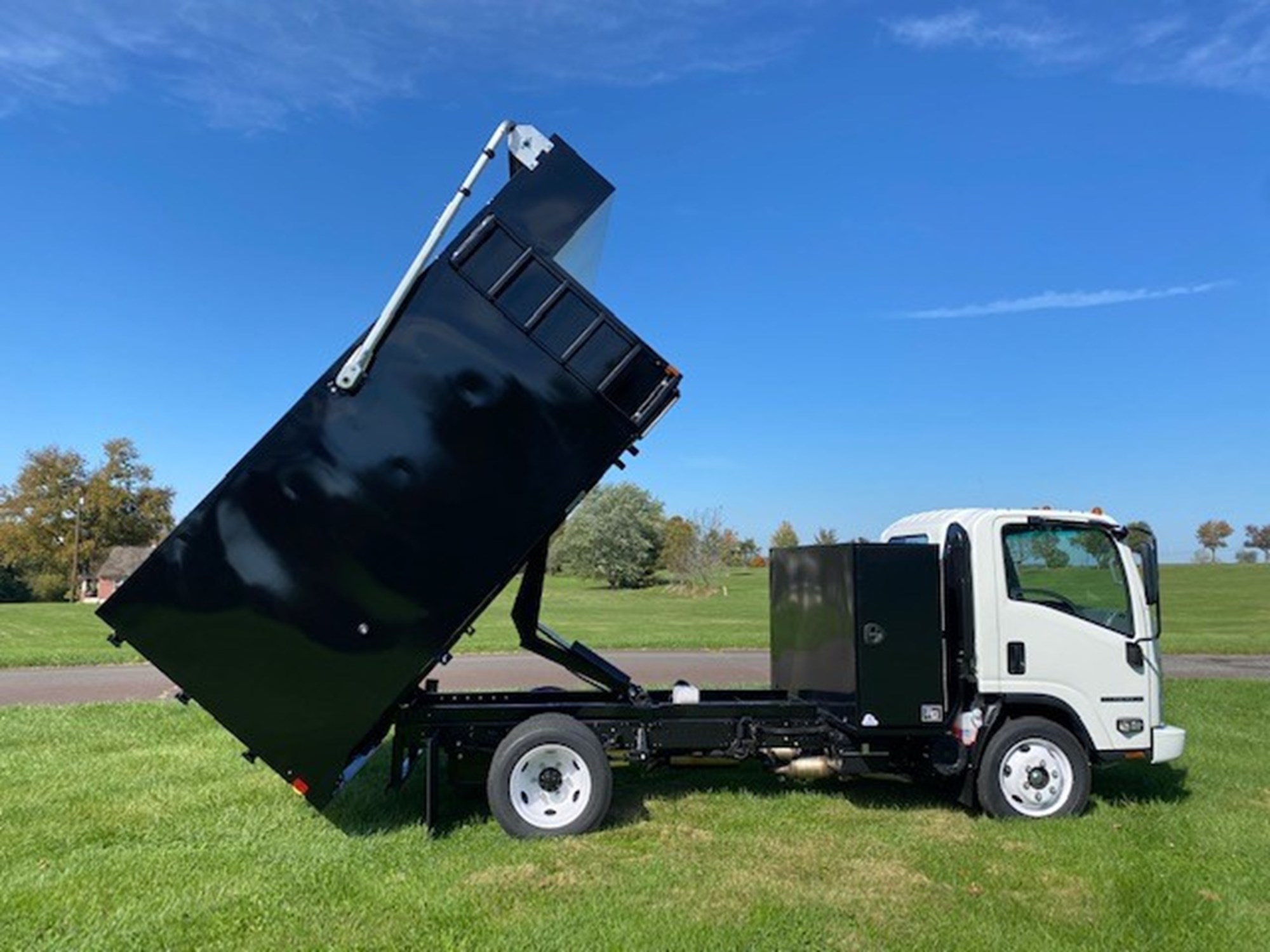 2024 ISUZU NPR HD - image 4 of 6