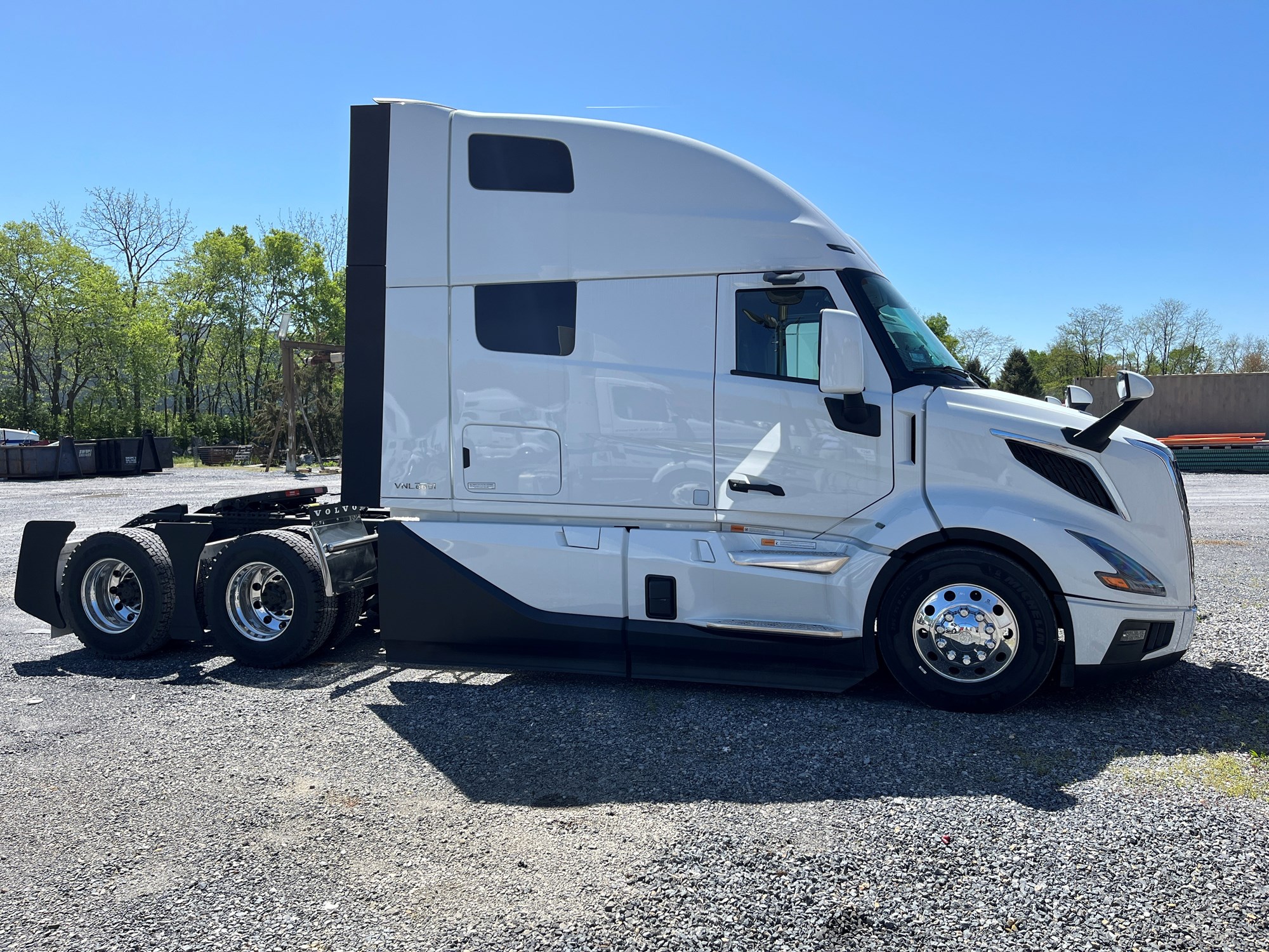 2025 Volvo NEW VNL64T860 - image 2 of 6