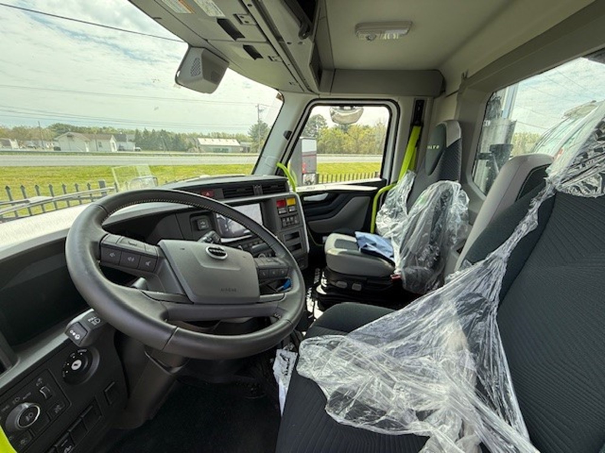 2025 Volvo VNL64T300 - image 5 of 6