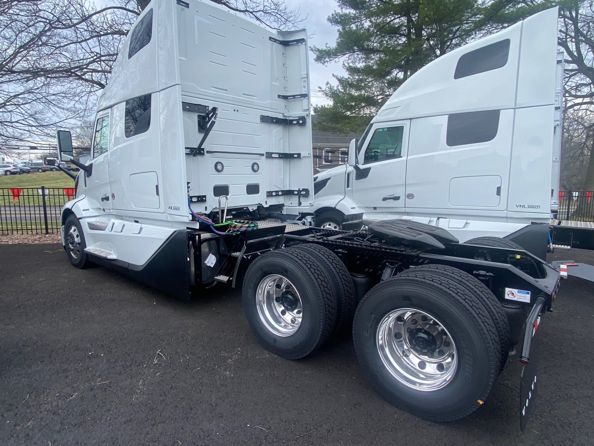 2026 Volvo New VNL64T660 - image 2 of 4