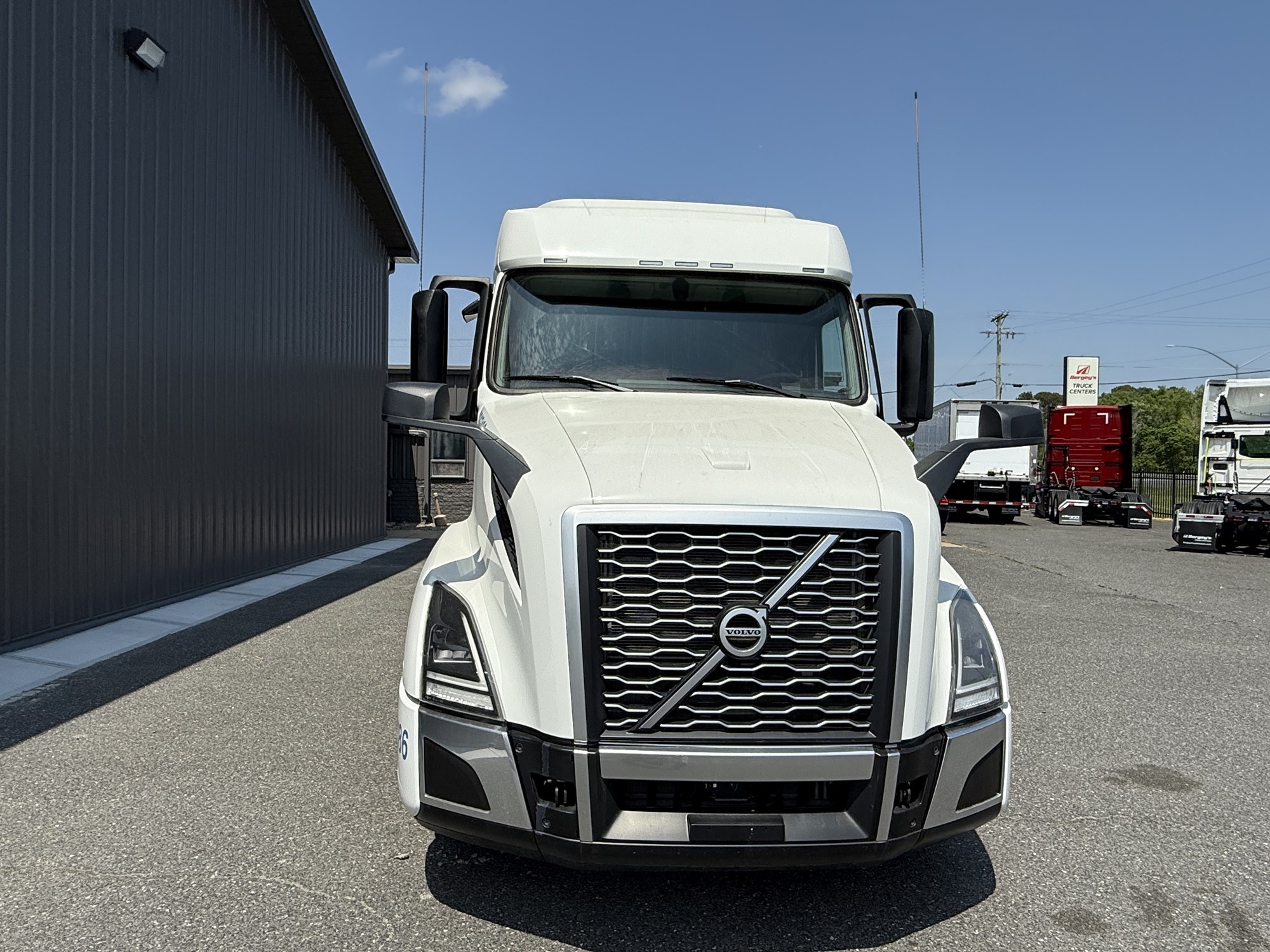 2025 VOLVO VNL64T740 - image 4 of 6