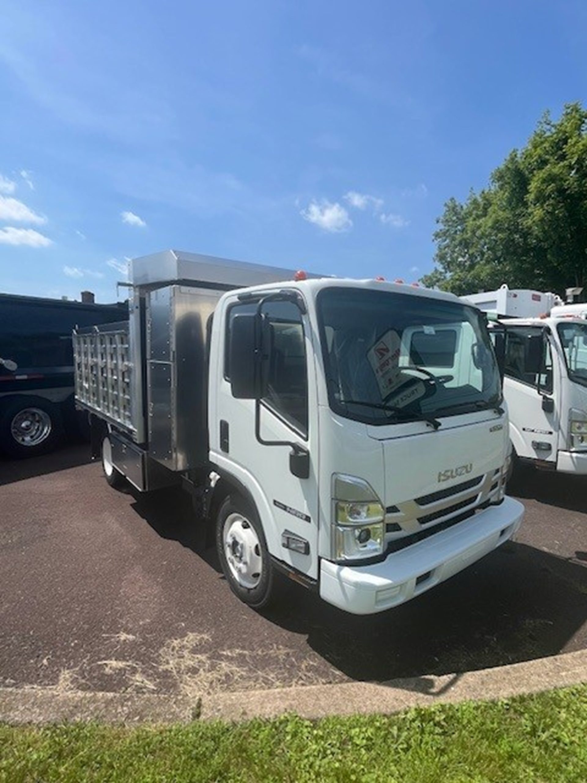 2025 ISUZU NRR GAS - image 2 of 6