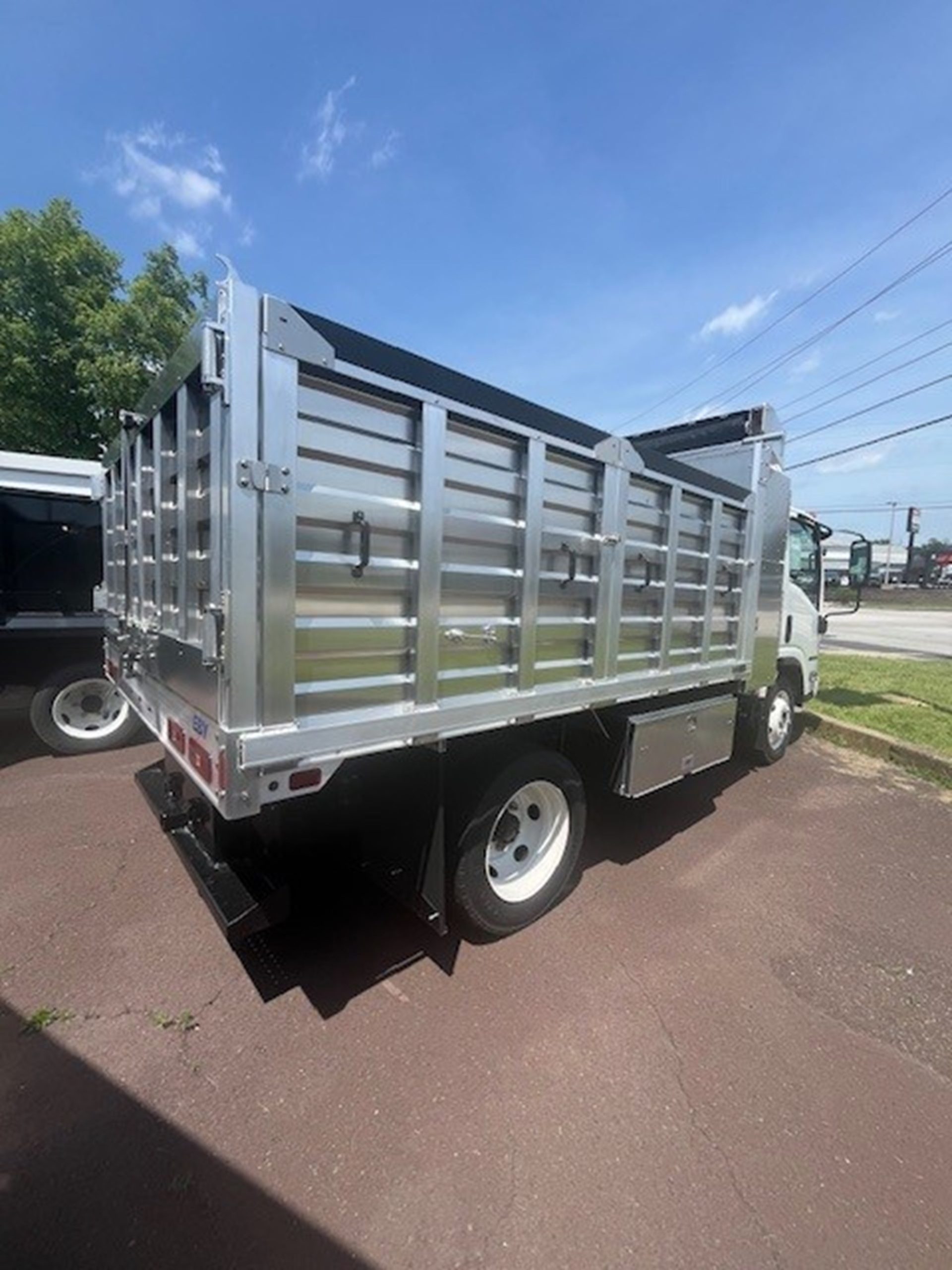 2025 ISUZU NRR GAS - image 3 of 6