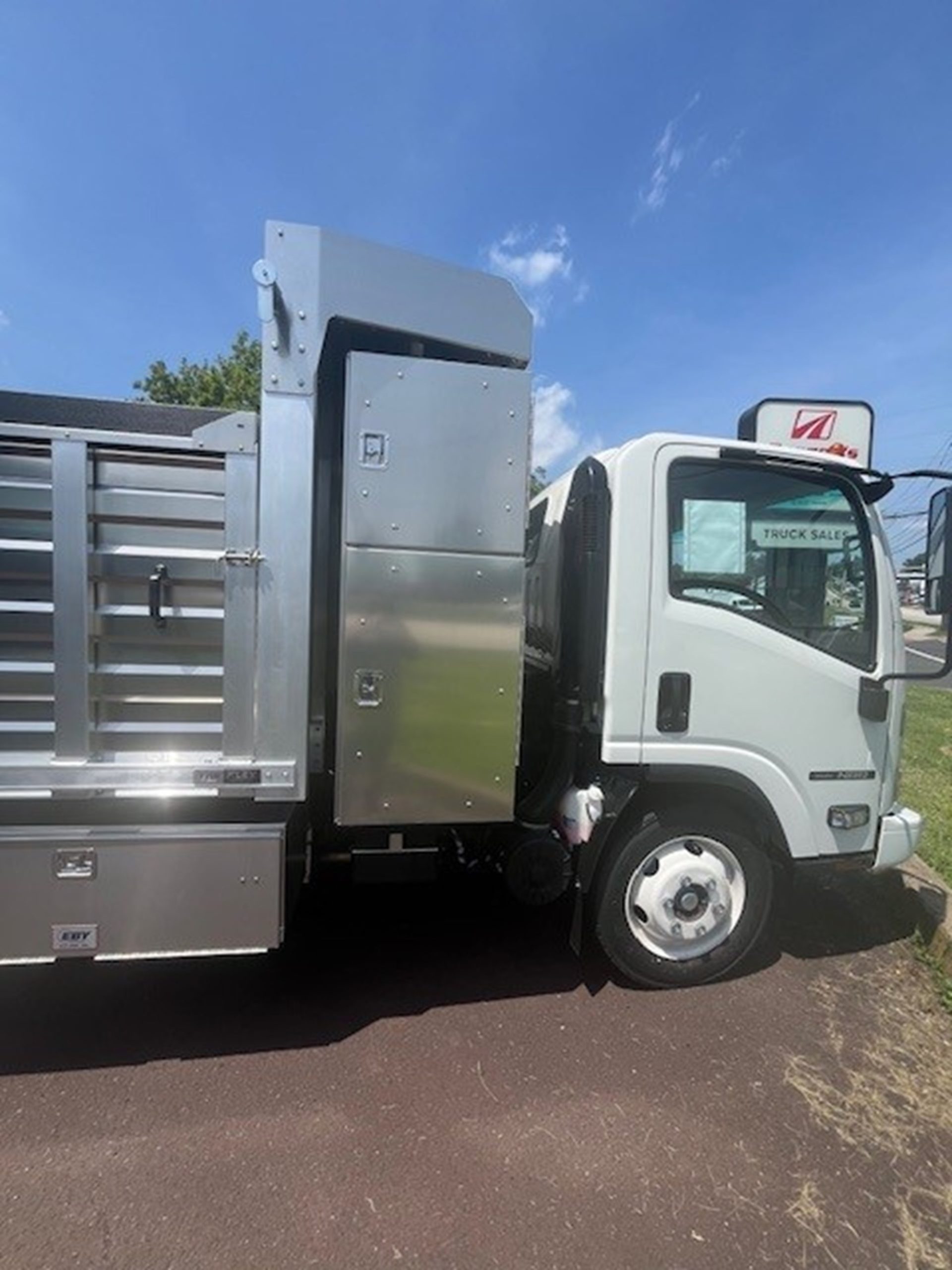 2025 ISUZU NRR GAS - image 4 of 6