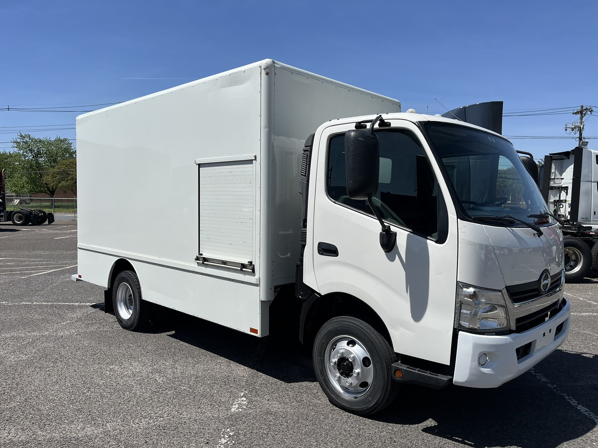 2016 Hino 155 - image 2 of 6