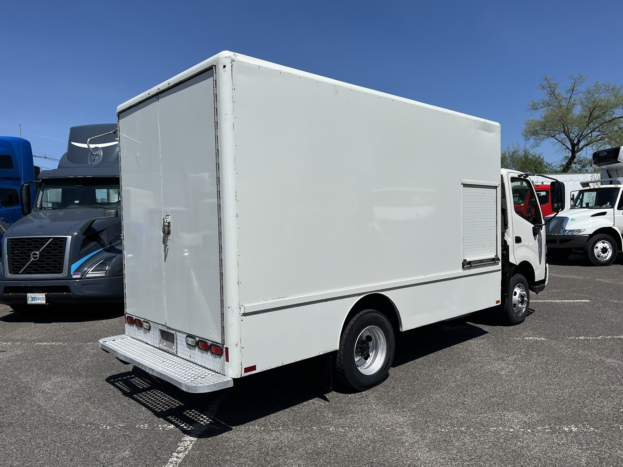 2016 Hino 155 - image 3 of 6