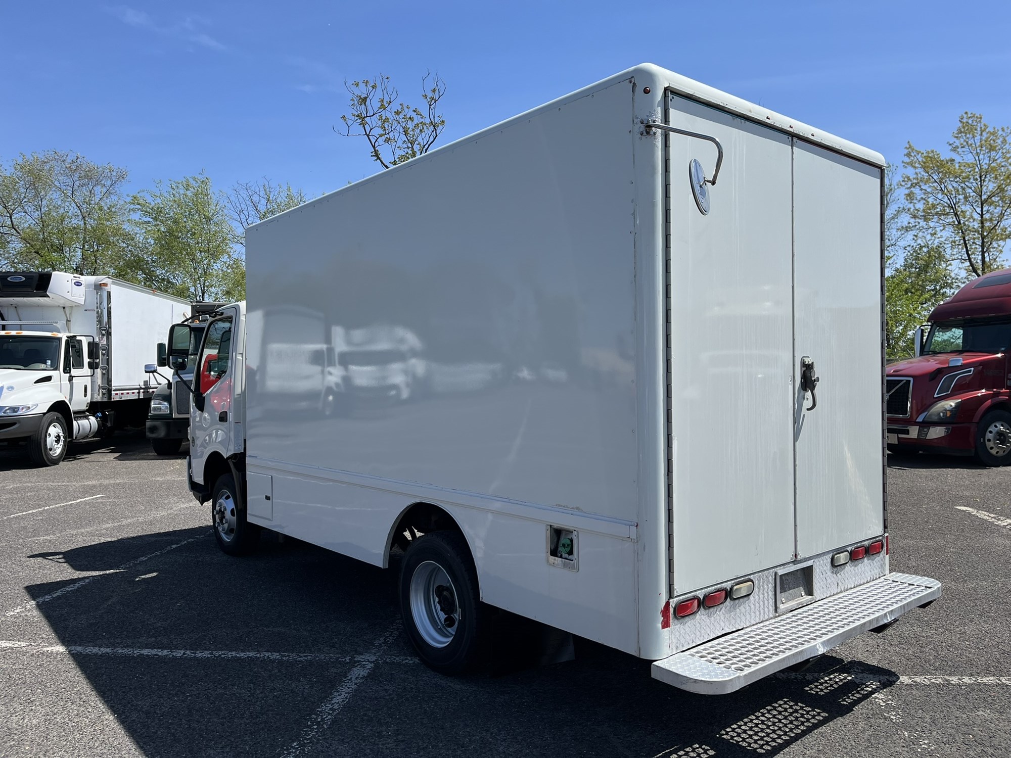 2016 Hino 155 - image 4 of 6