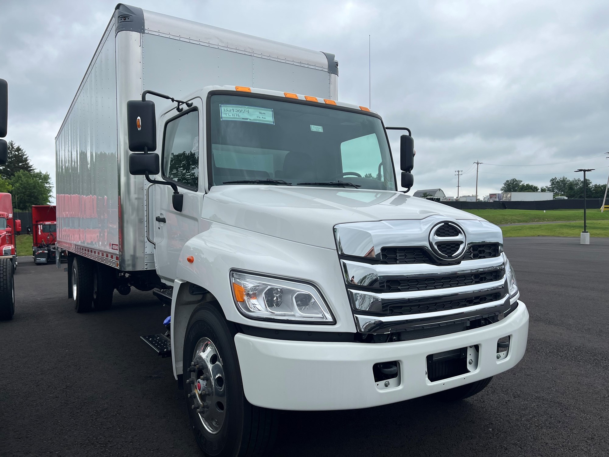 2025 HINO L6 - image 3 of 5