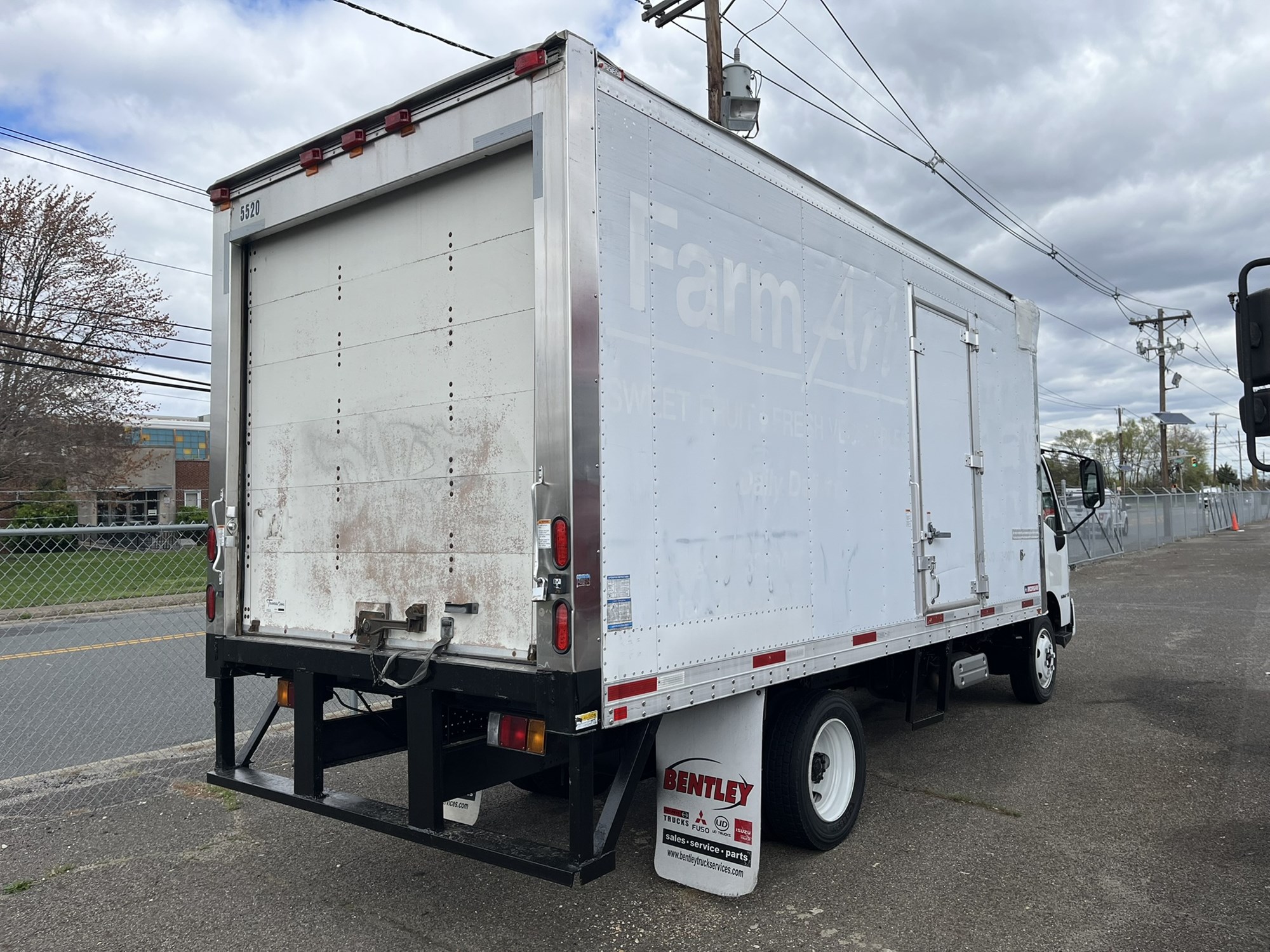 2020 HINO 195 - image 2 of 6