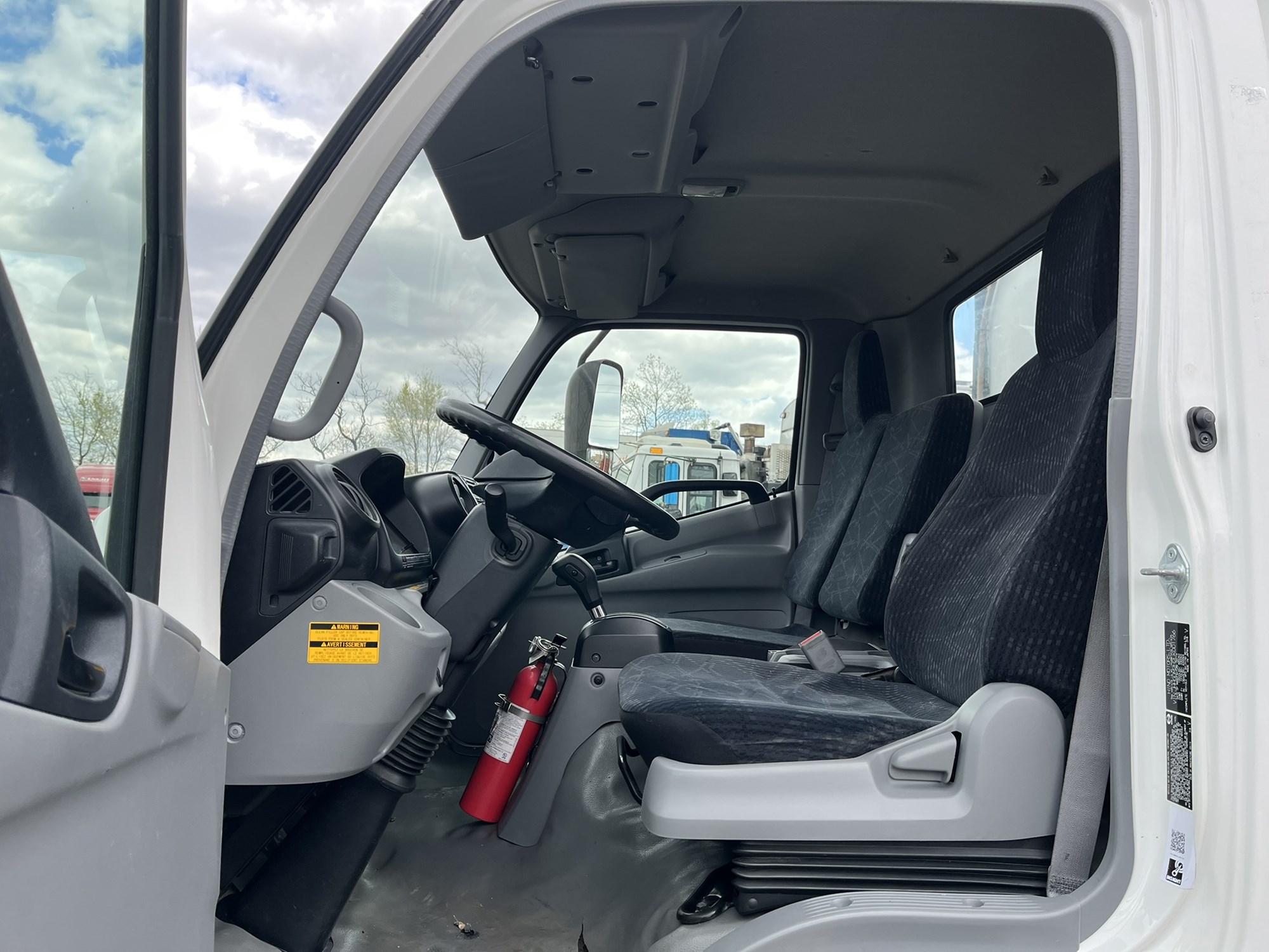 2020 HINO 195 - image 4 of 6