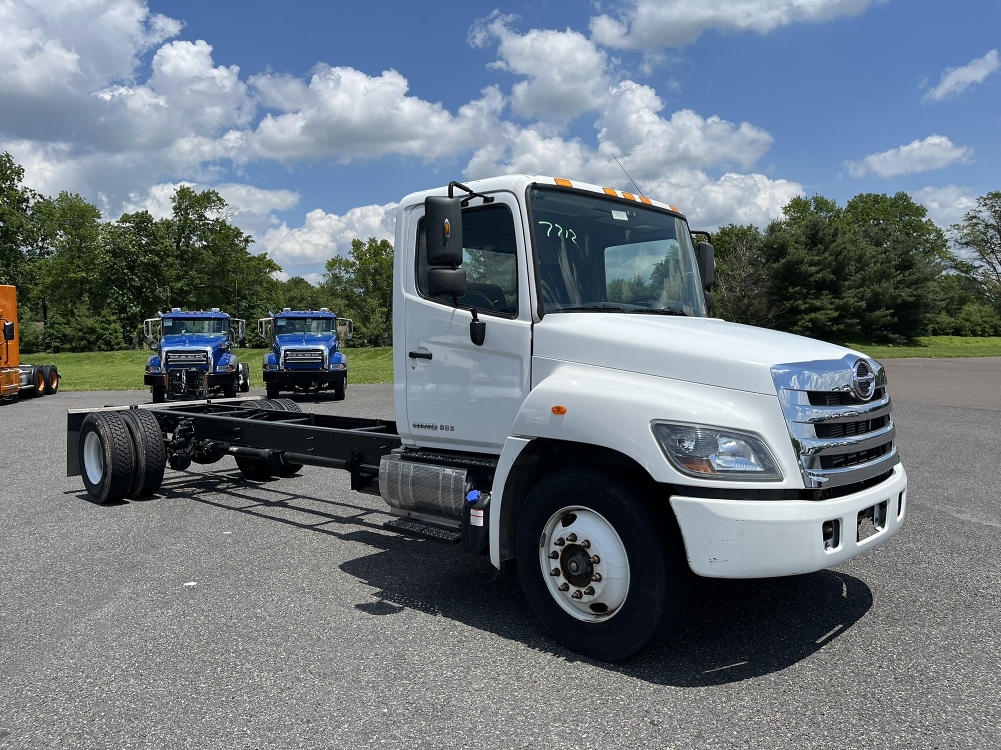 2018 HINO 338 - image 3 of 6