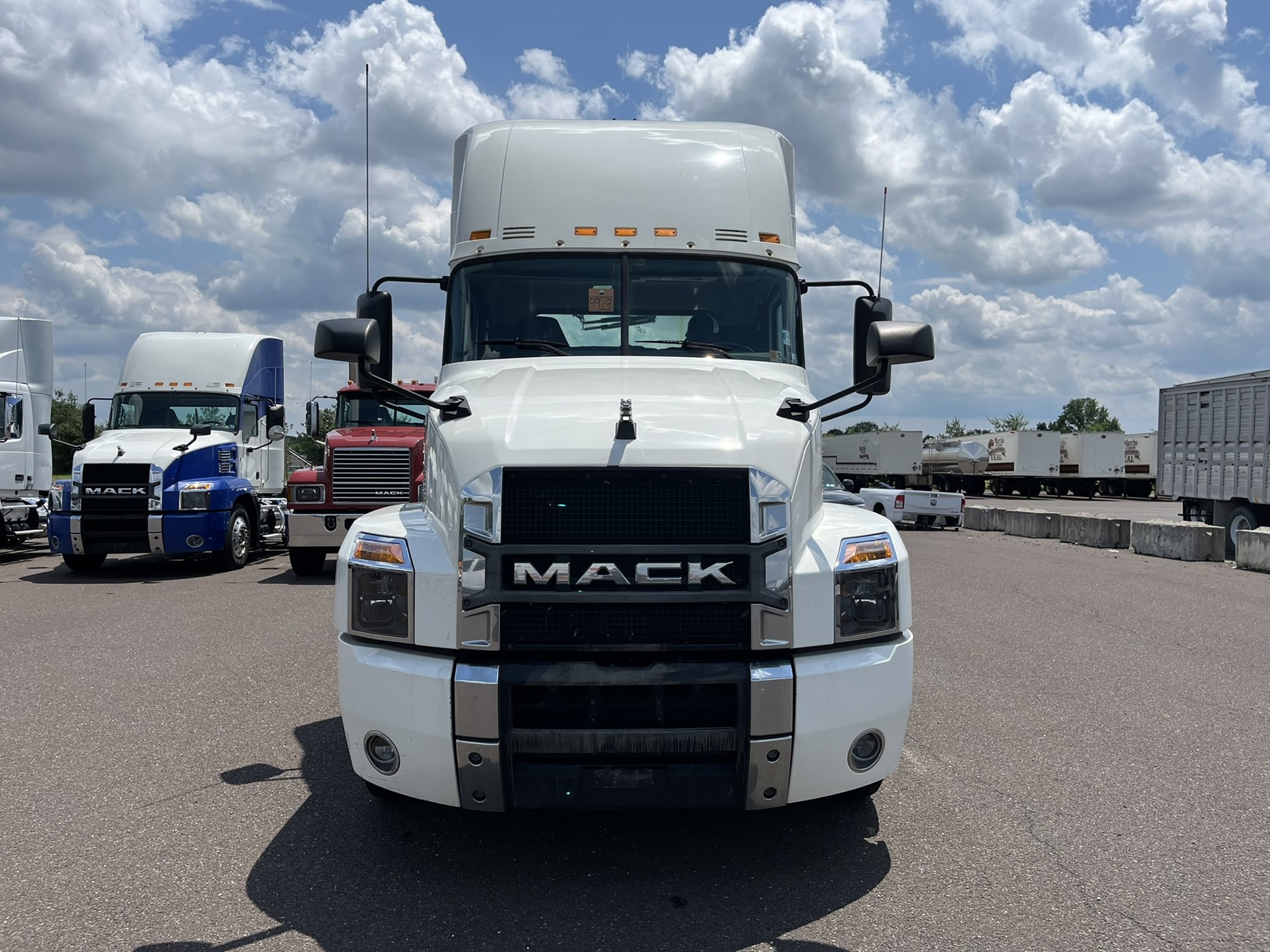 2019 MACK AN64T - image 2 of 6