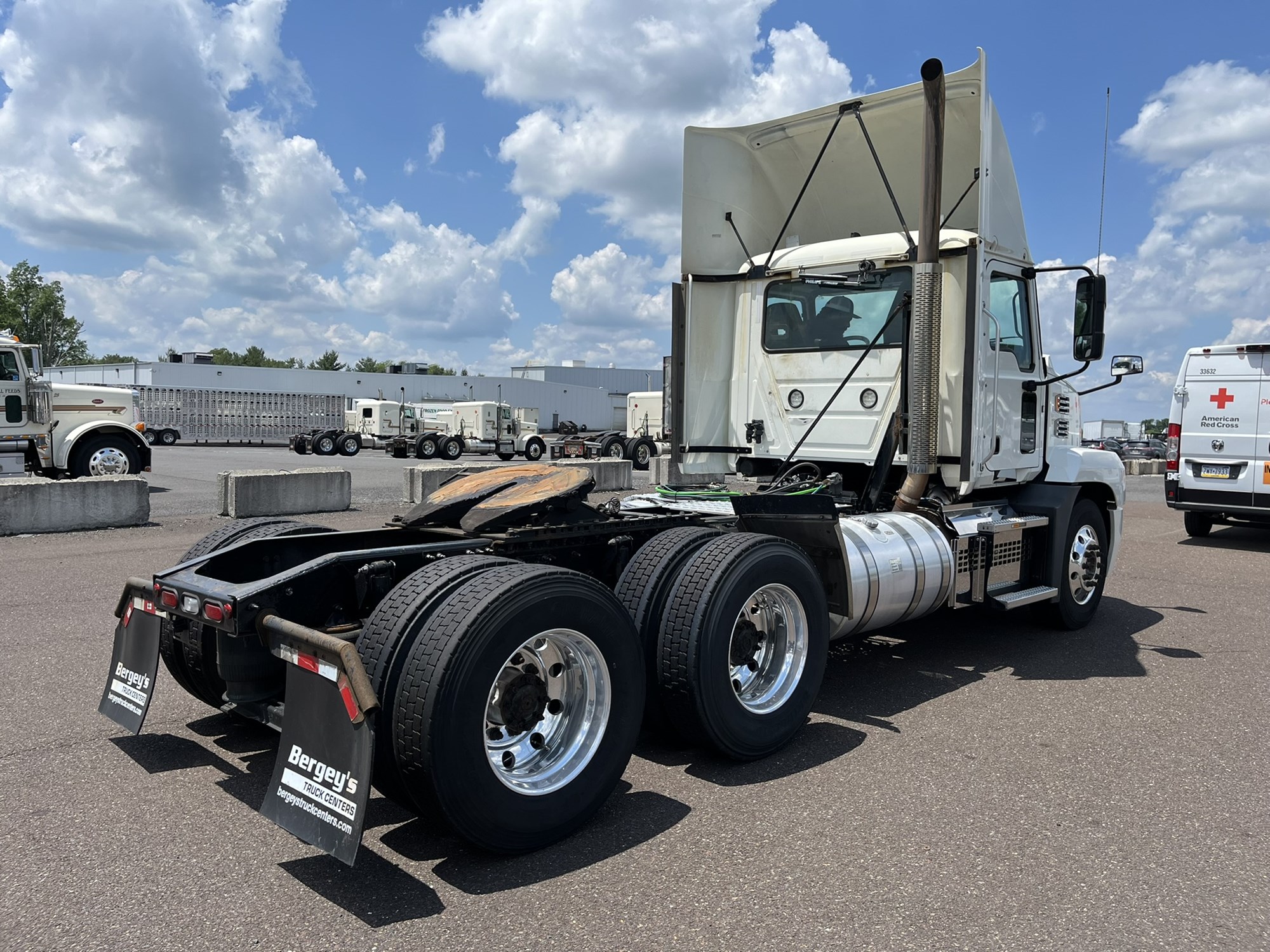 2019 MACK AN64T - image 4 of 6