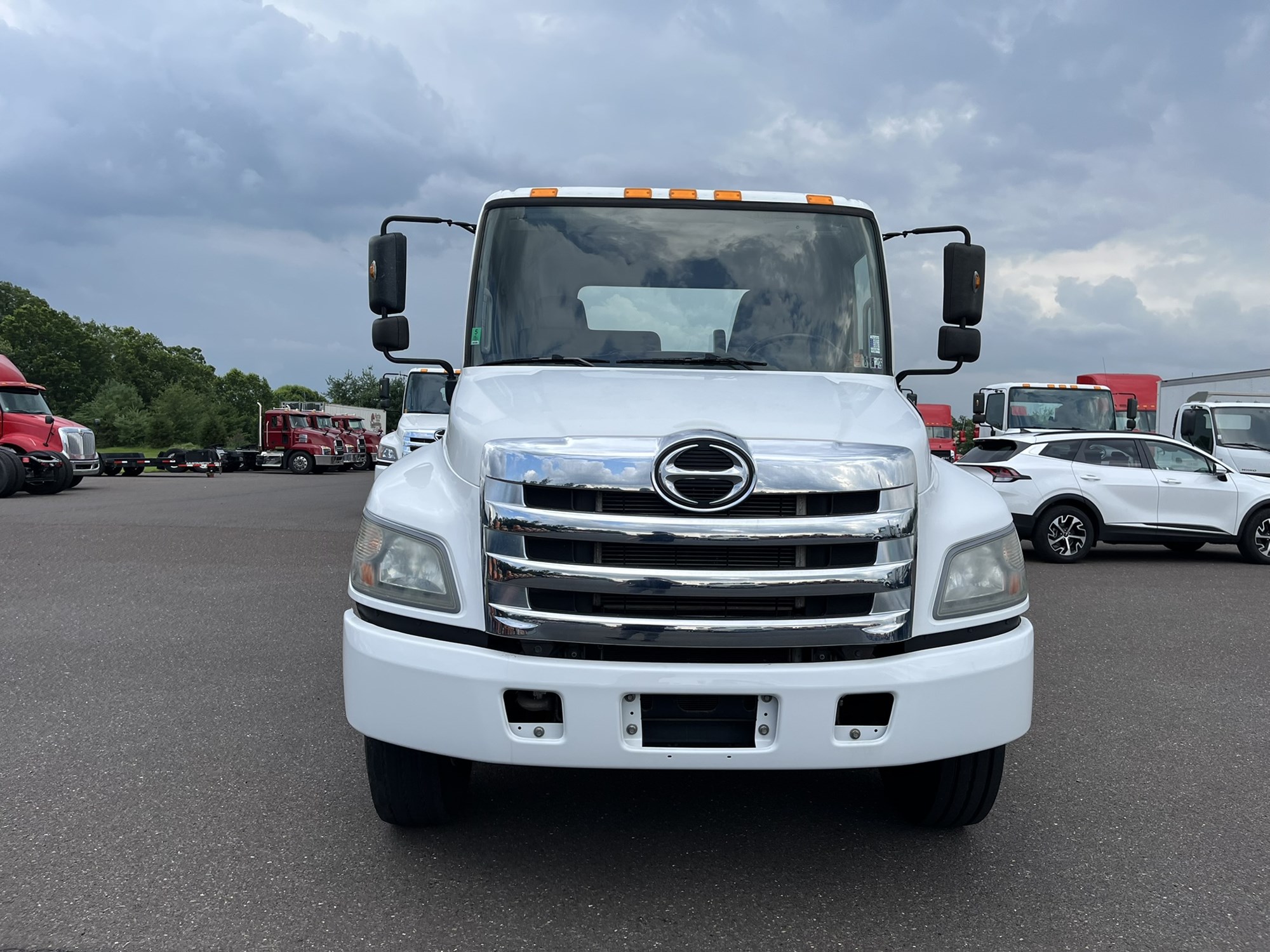 2017 HINO 268A - image 2 of 6
