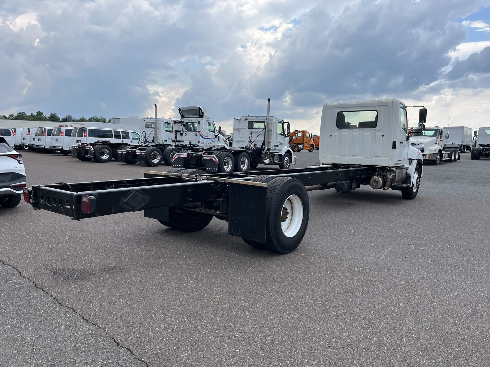 2017 HINO 268A - image 4 of 6