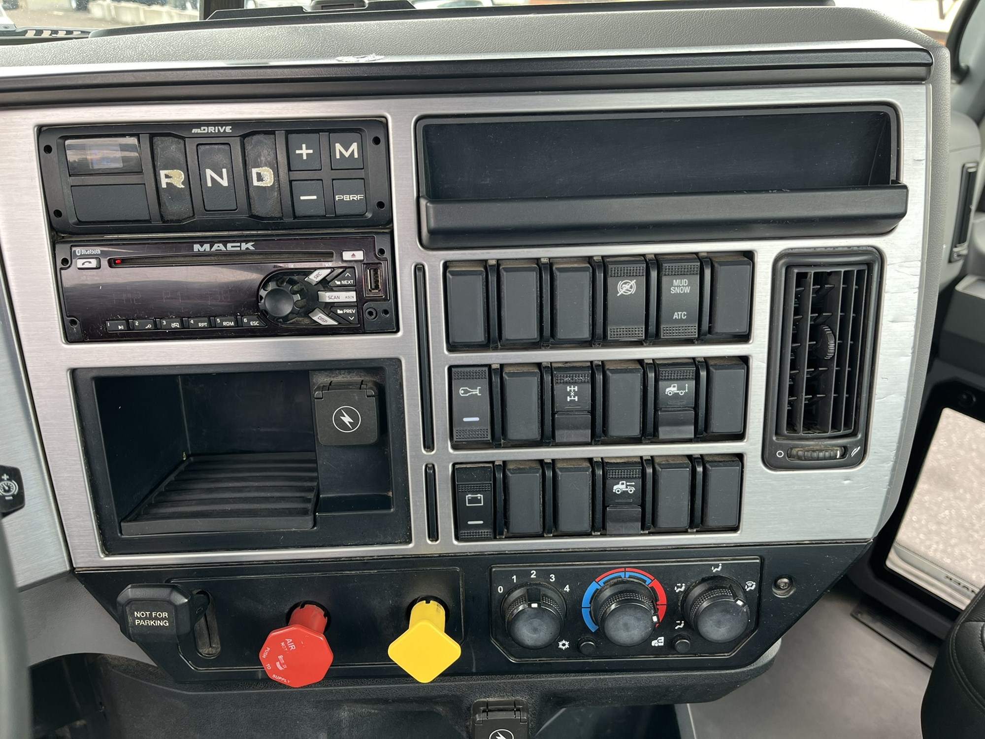 2020 MACK AN64T - image 4 of 6