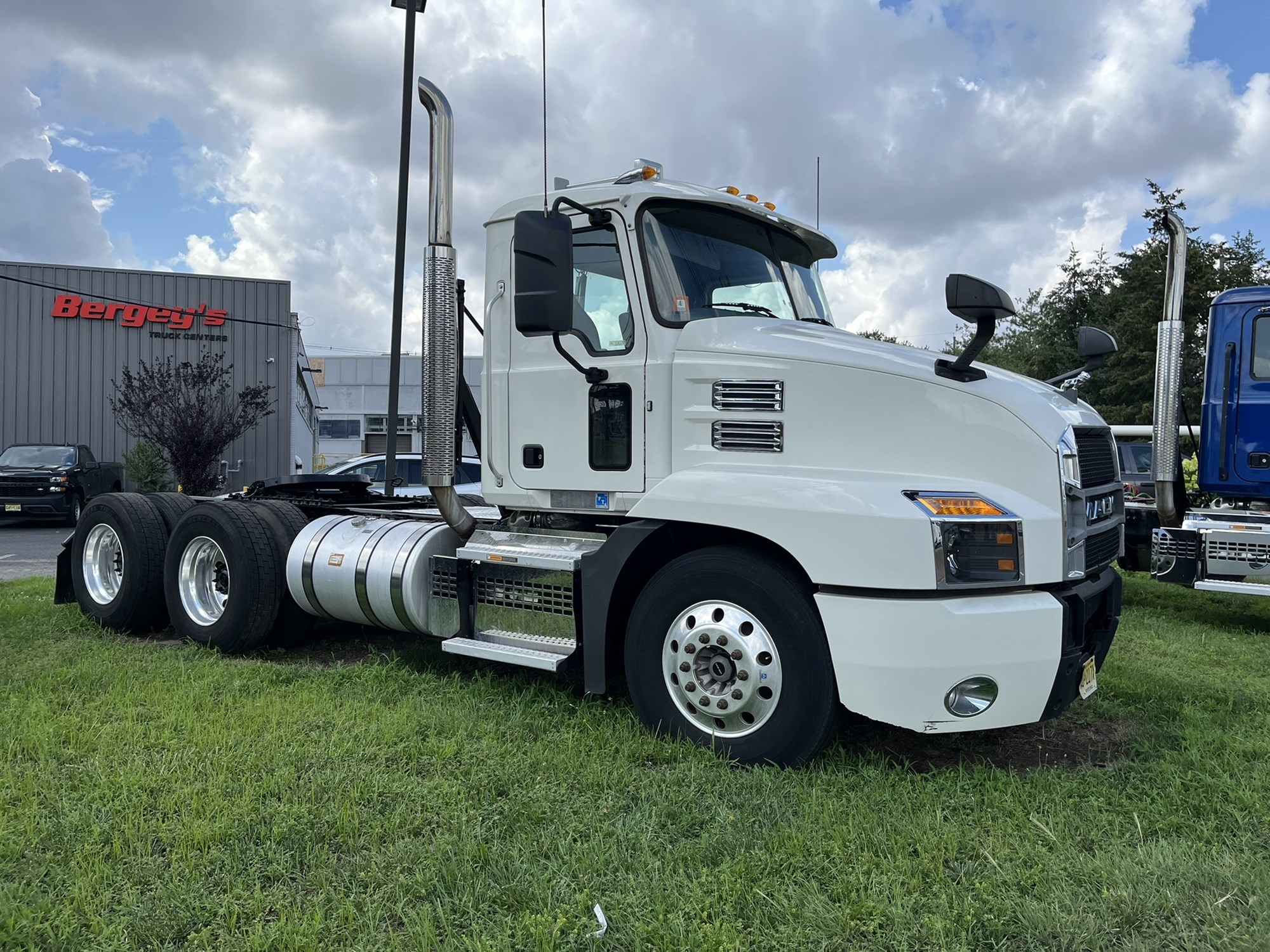 2019 MACK AN64T - image 3 of 6