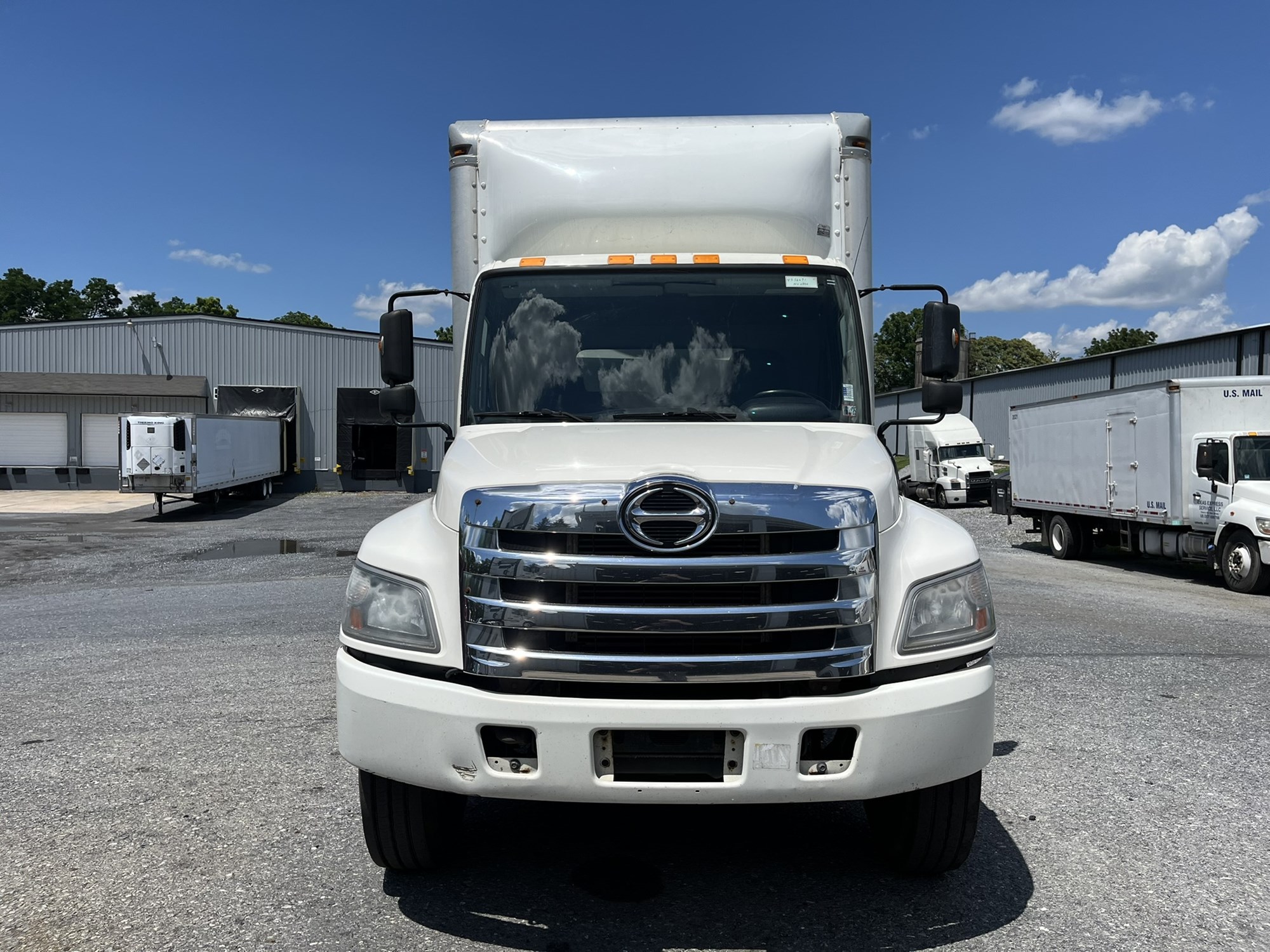 2014 Hino 268A - image 2 of 6