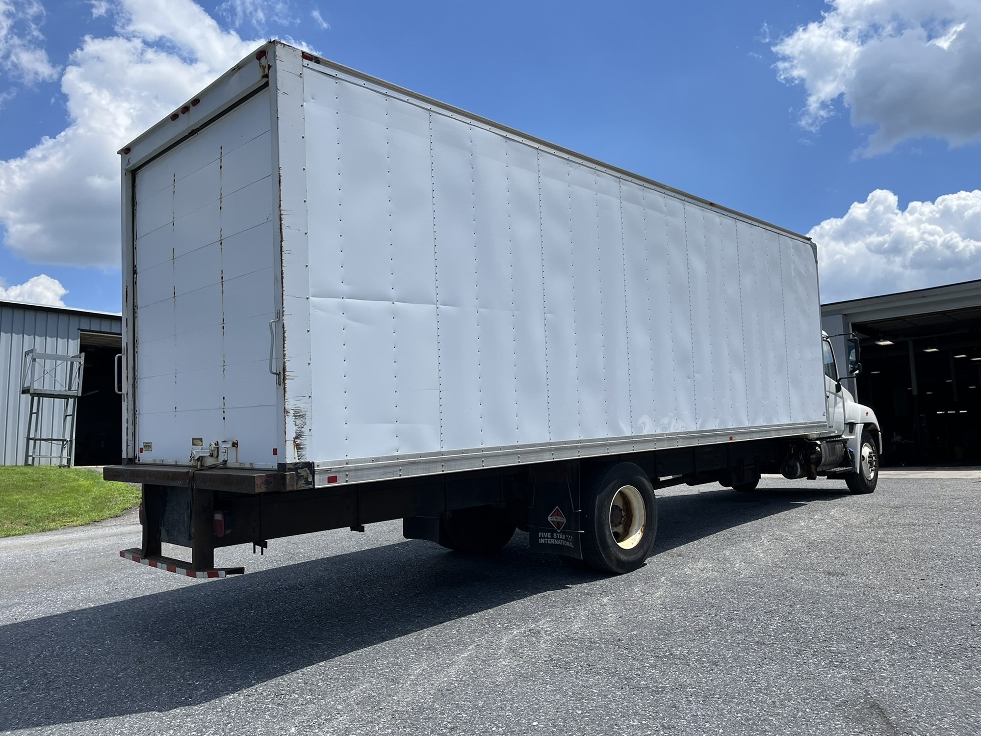 2014 Hino 268A - image 4 of 6