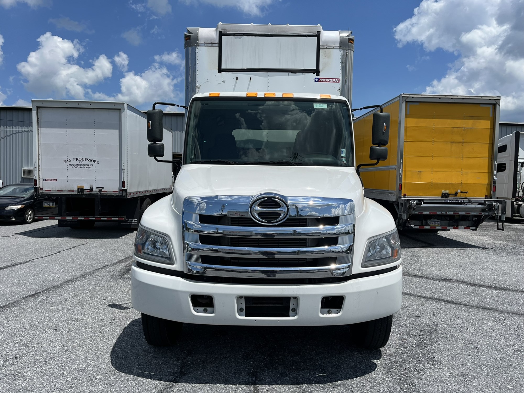 2019 Hino 268A - image 2 of 6