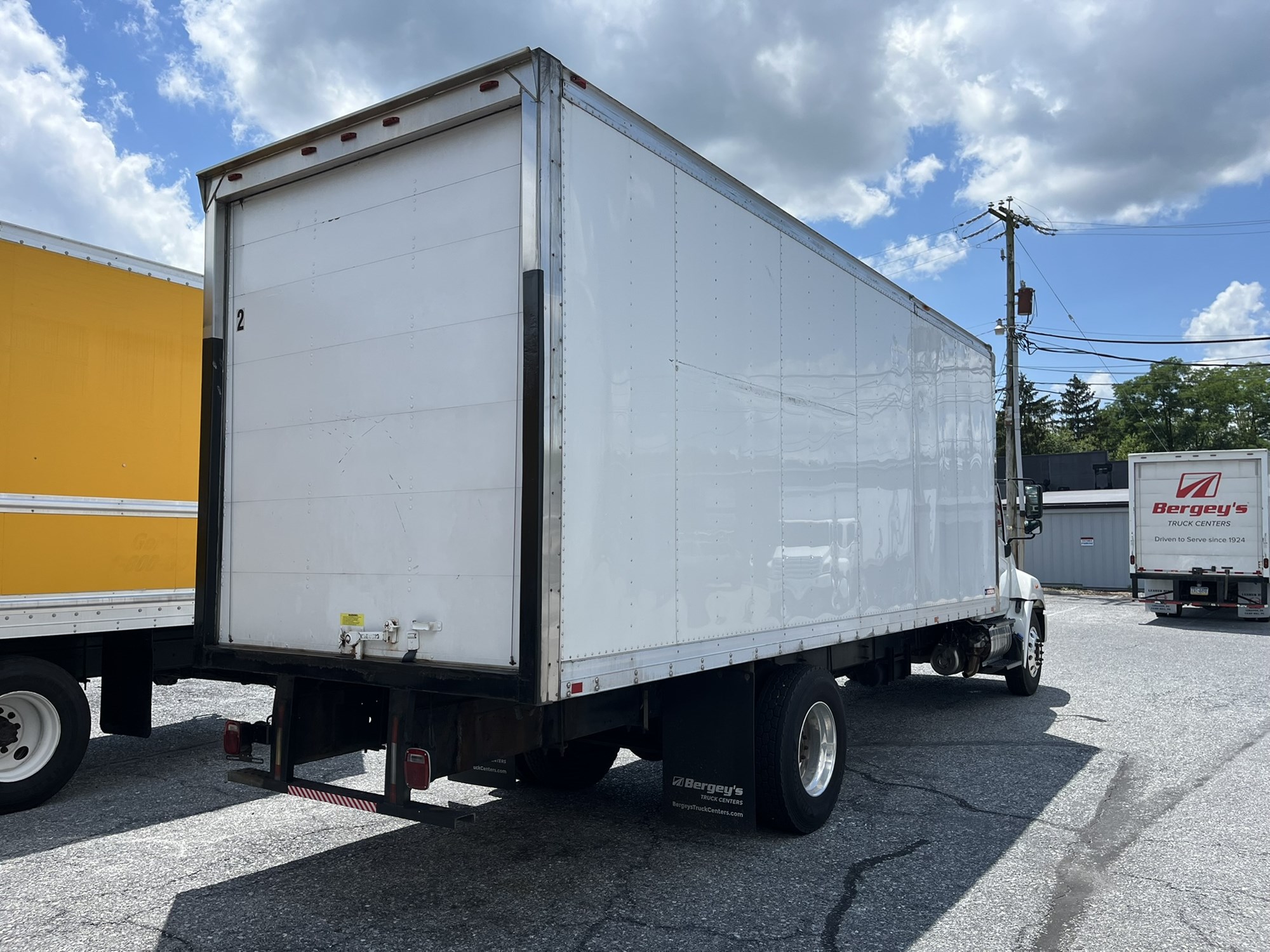 2019 Hino 268A - image 4 of 6