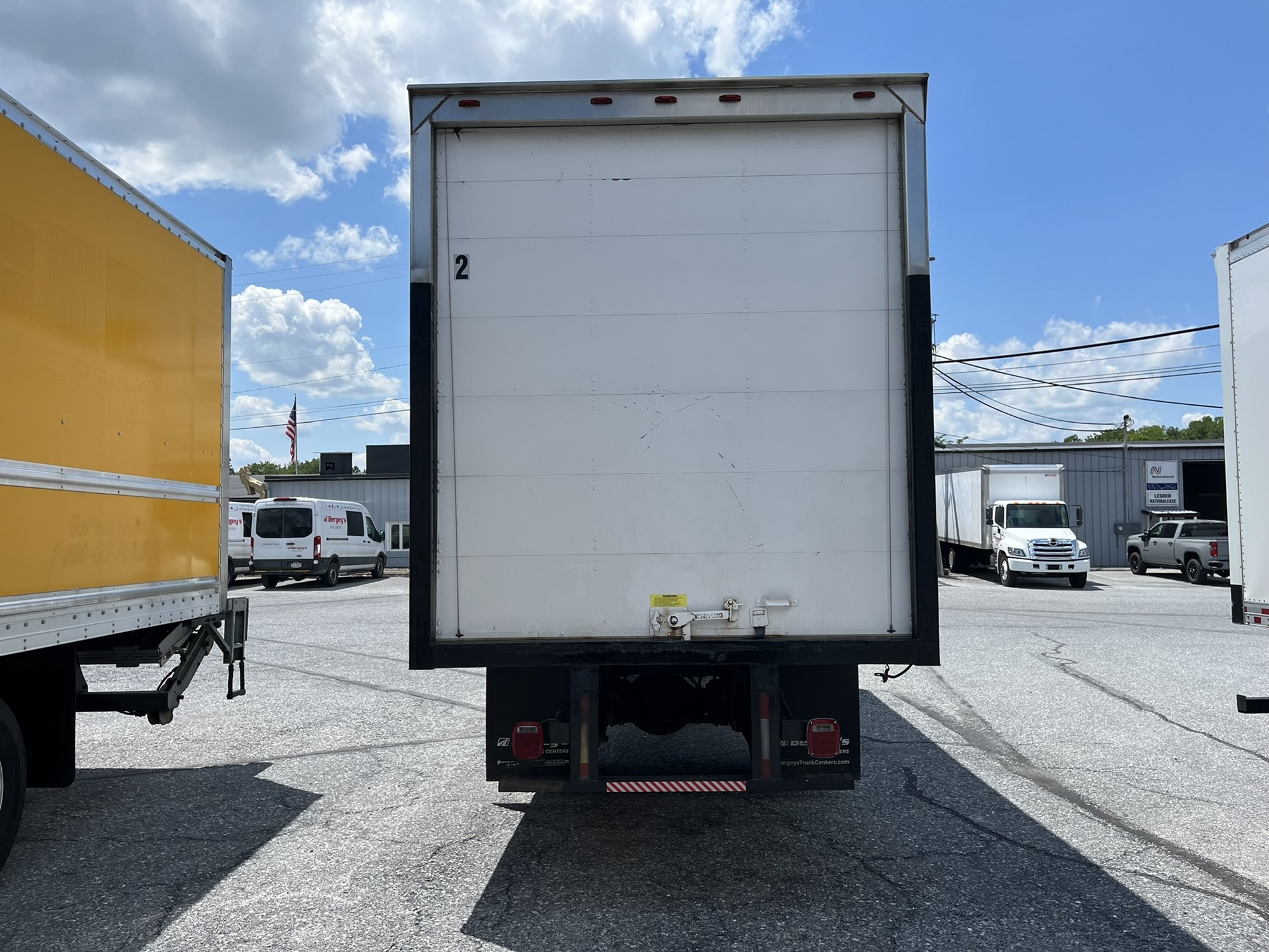 2019 Hino 268A - image 5 of 6