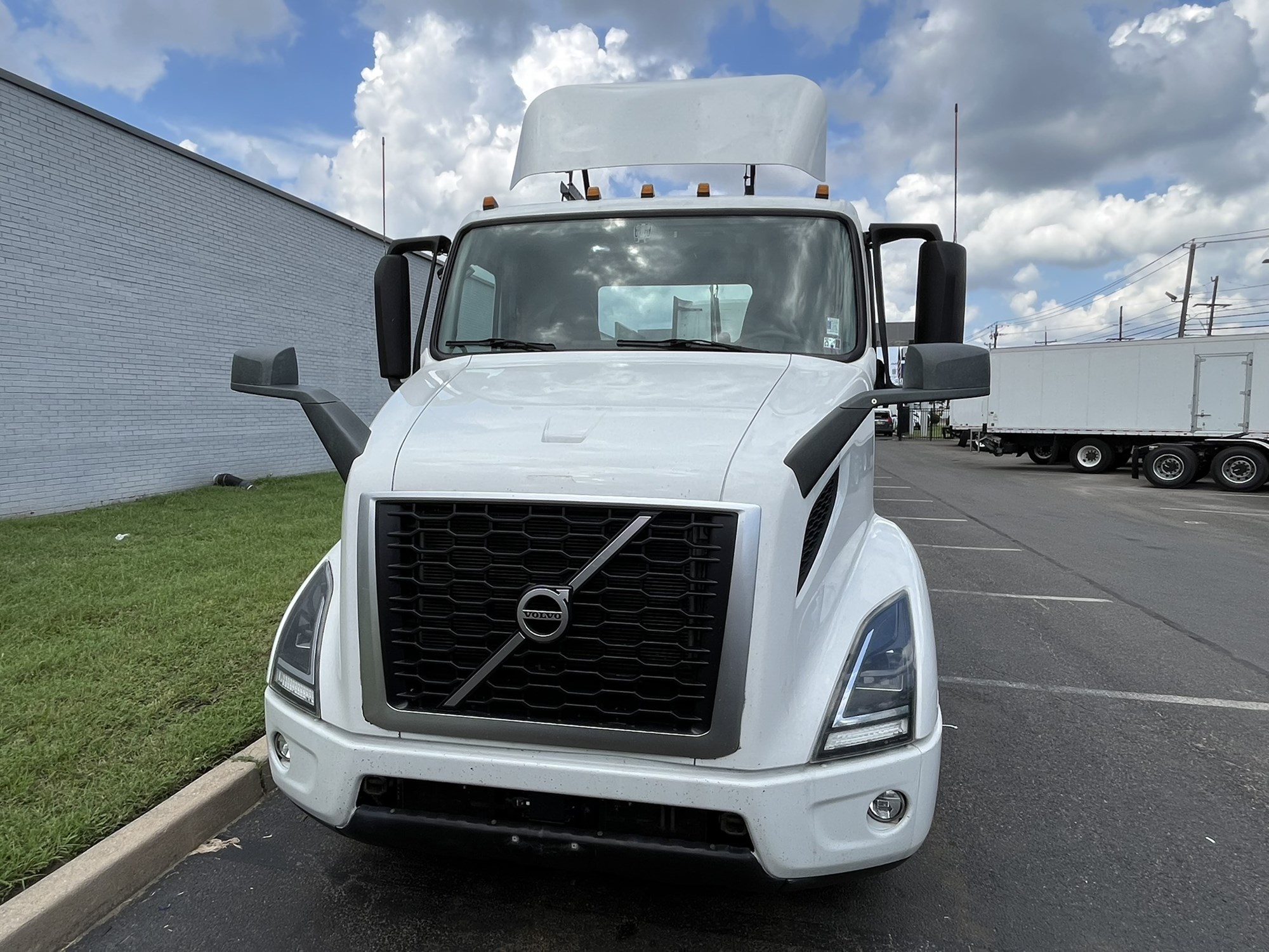 2020 Volvo VNR - image 2 of 6