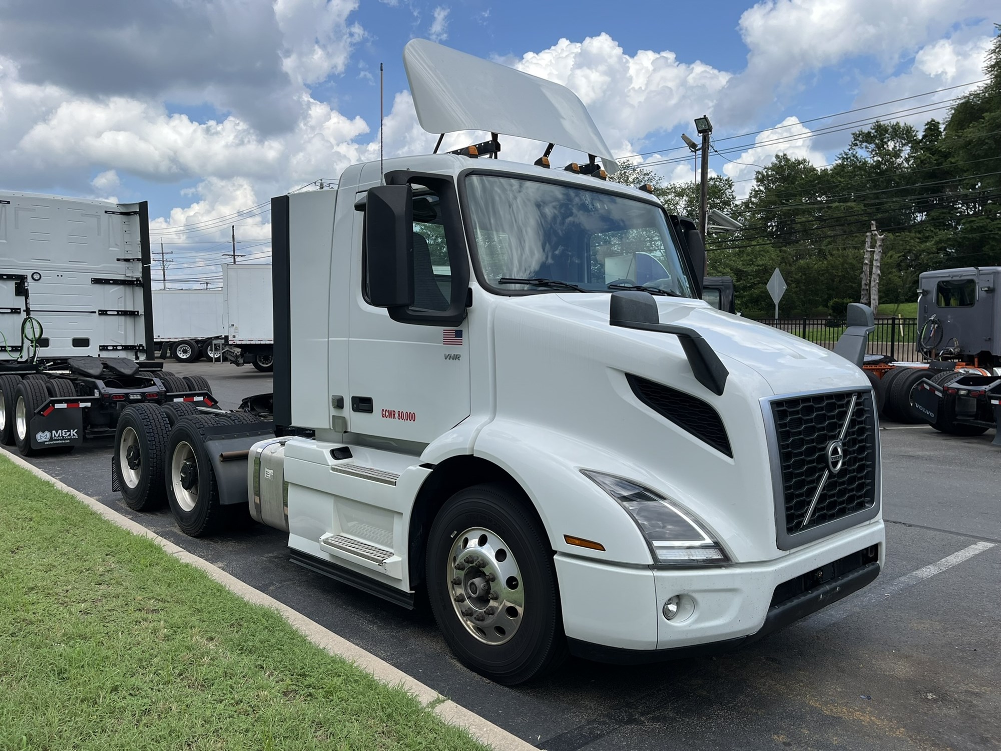 2020 Volvo VNR - image 3 of 6