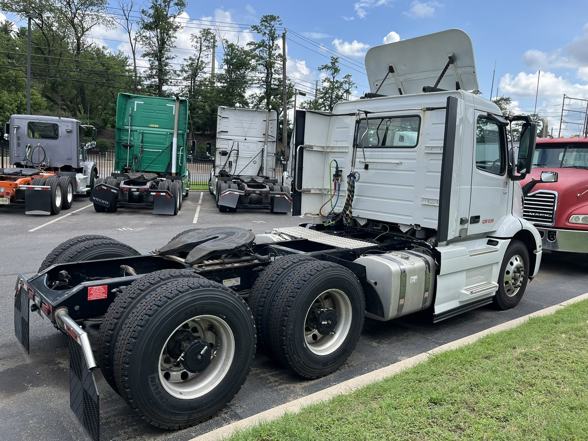 2020 Volvo VNR - image 4 of 6